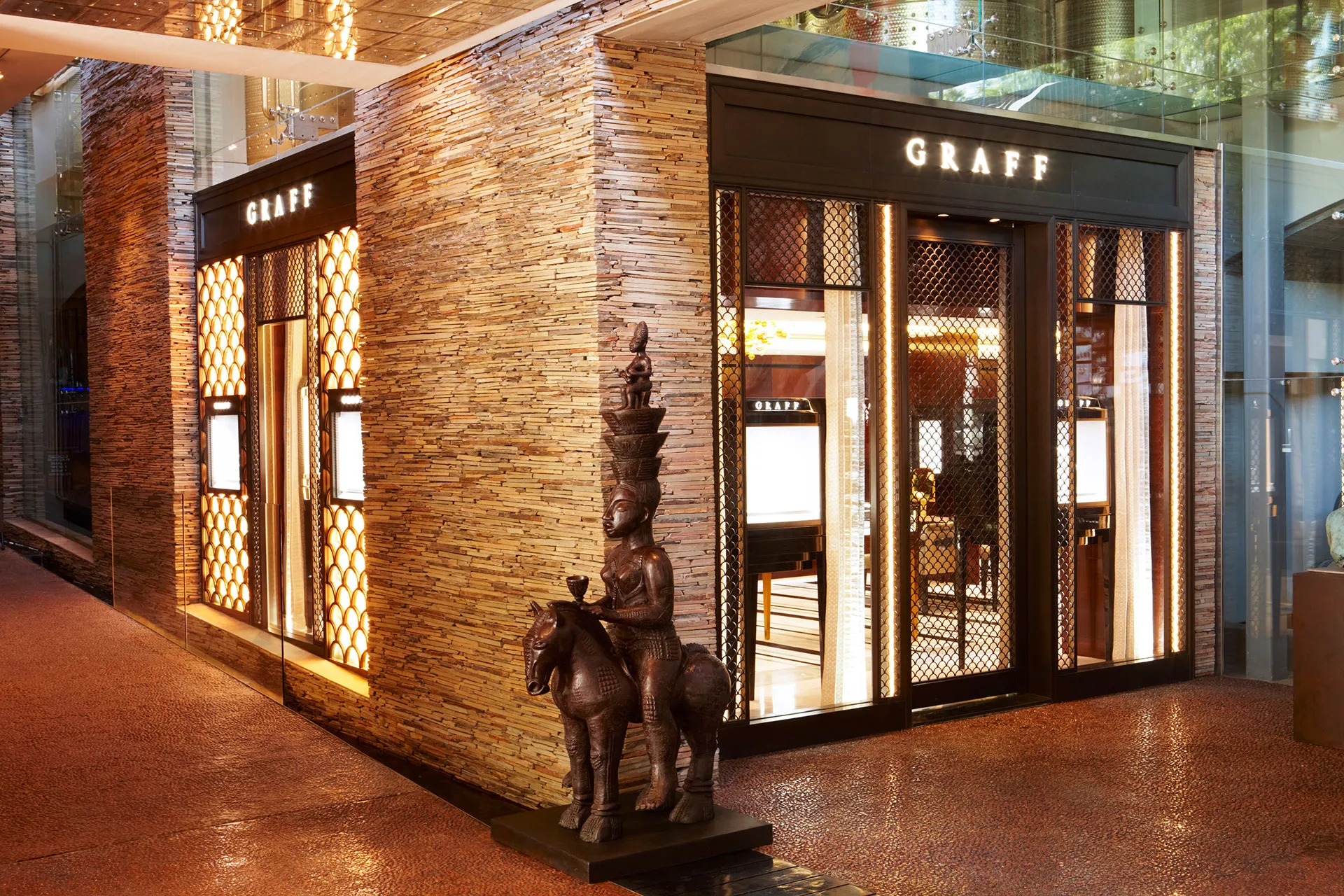 Bronzestatue vor einer Luxusboutique