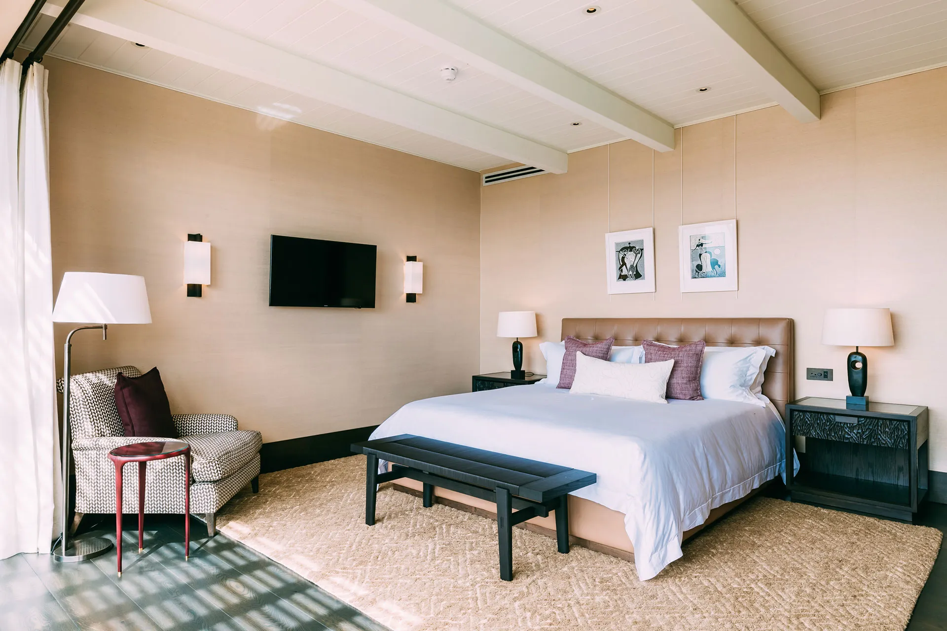 Doppelbett in Zimmer mit hautfarbener Wand
