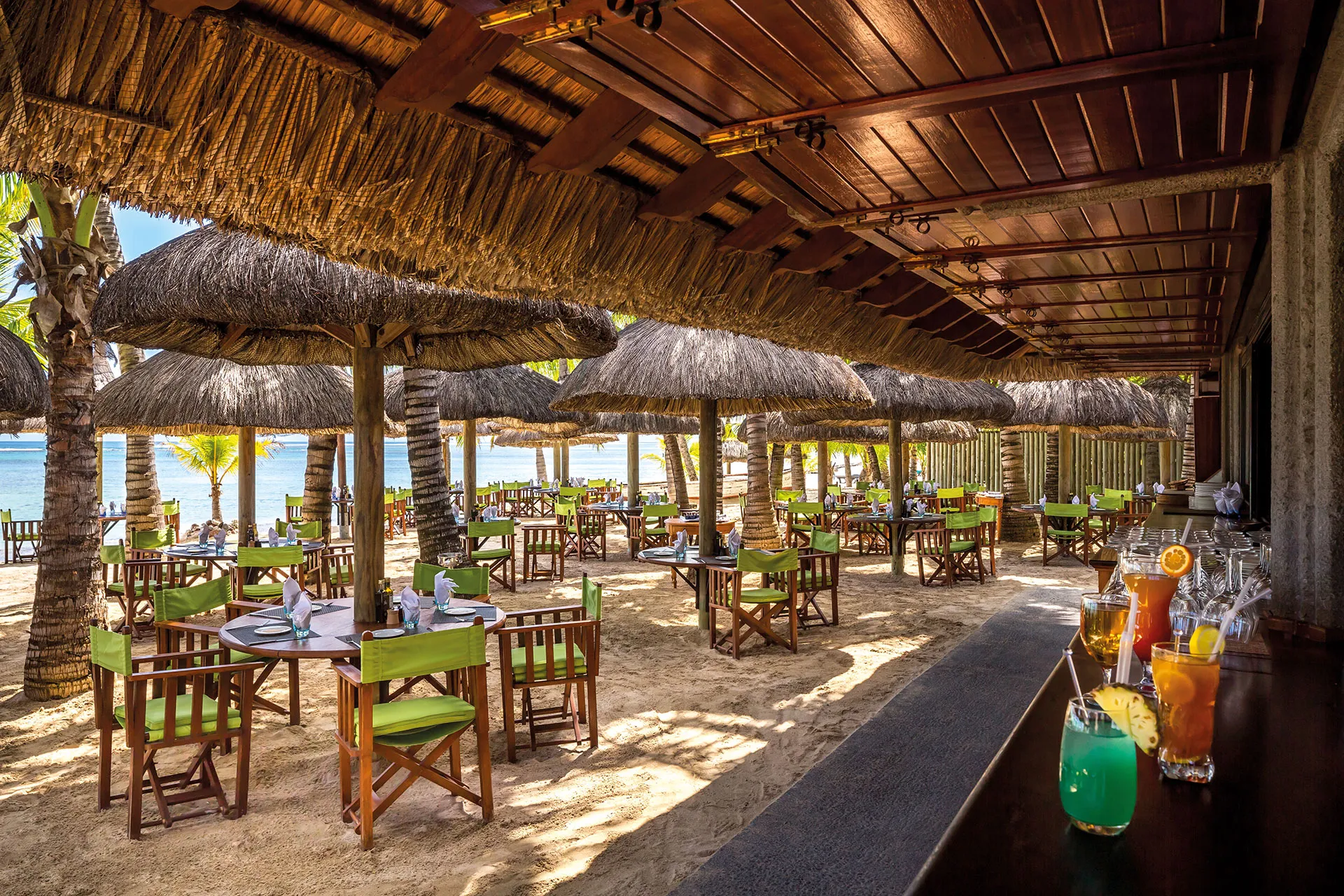 Strandrestaurant mit Bar und Tischen