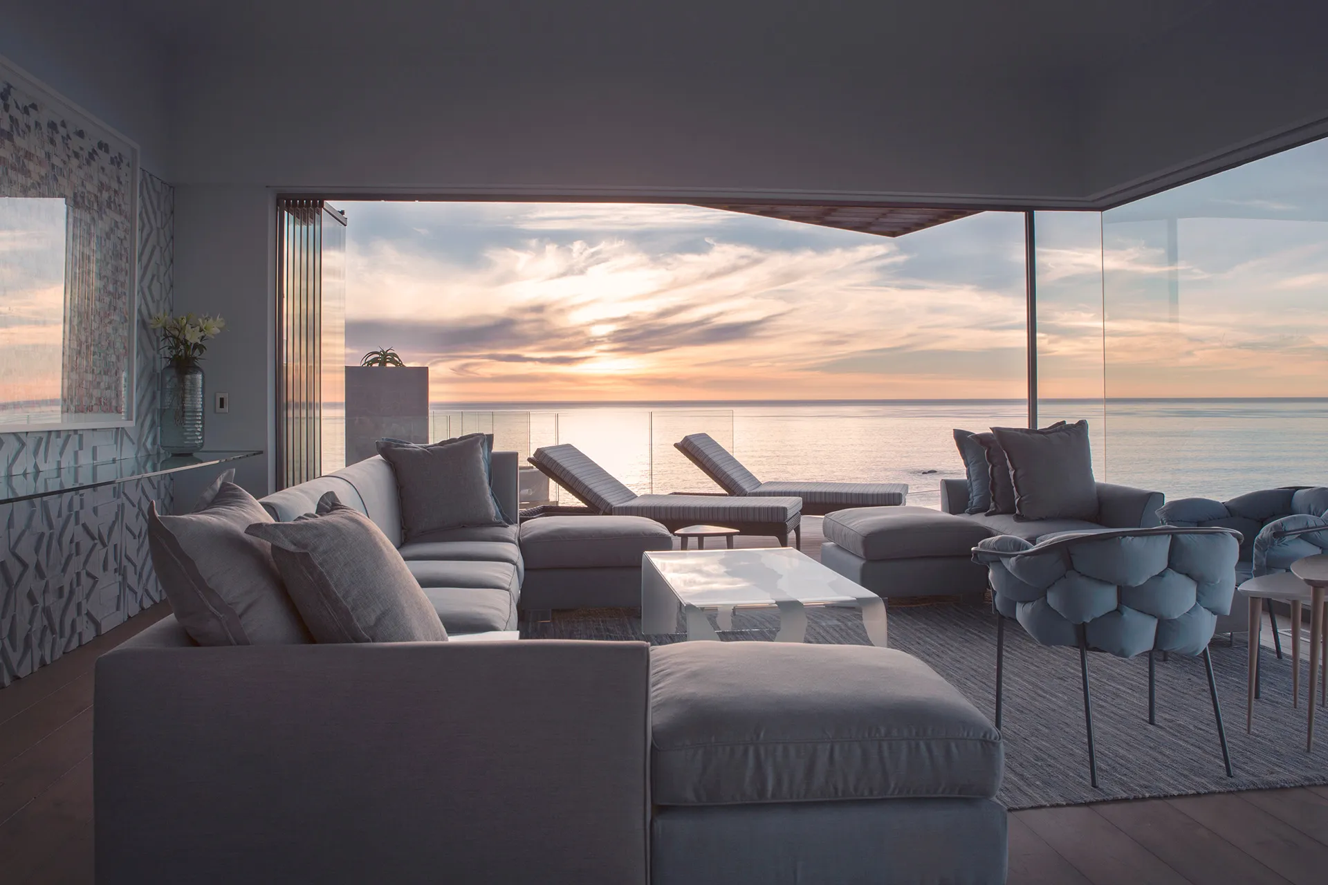 Lounge mit Panoramafenster und Meerblick
