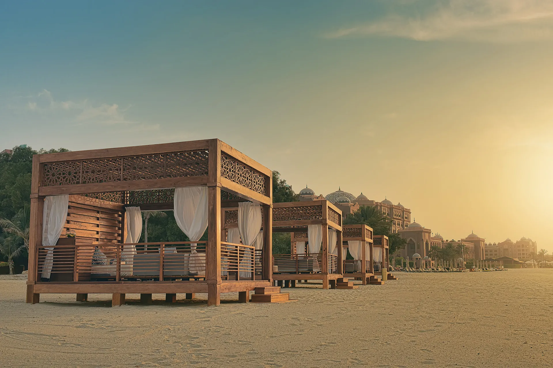 Hölzerne Strandhütten im orientalischen Stil
