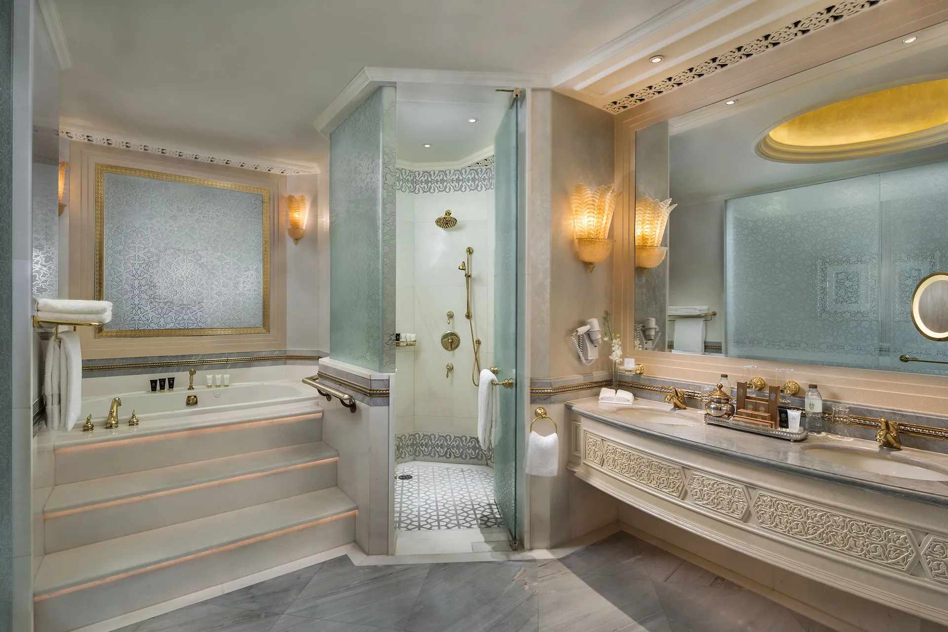 Badezimmer aus hellem Marmor