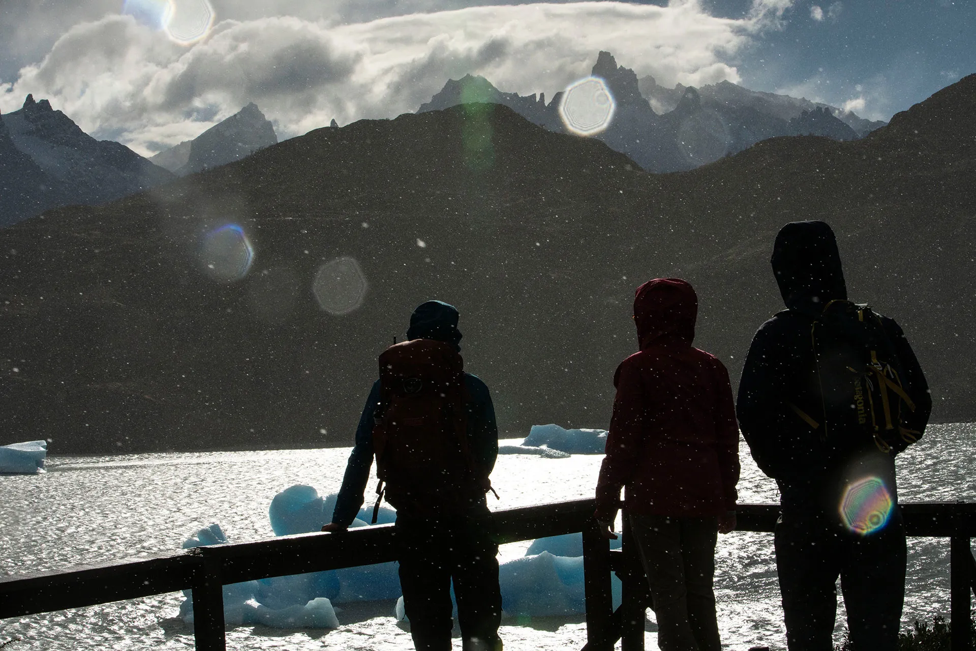 Drei Personen vor Gletscherbrocken