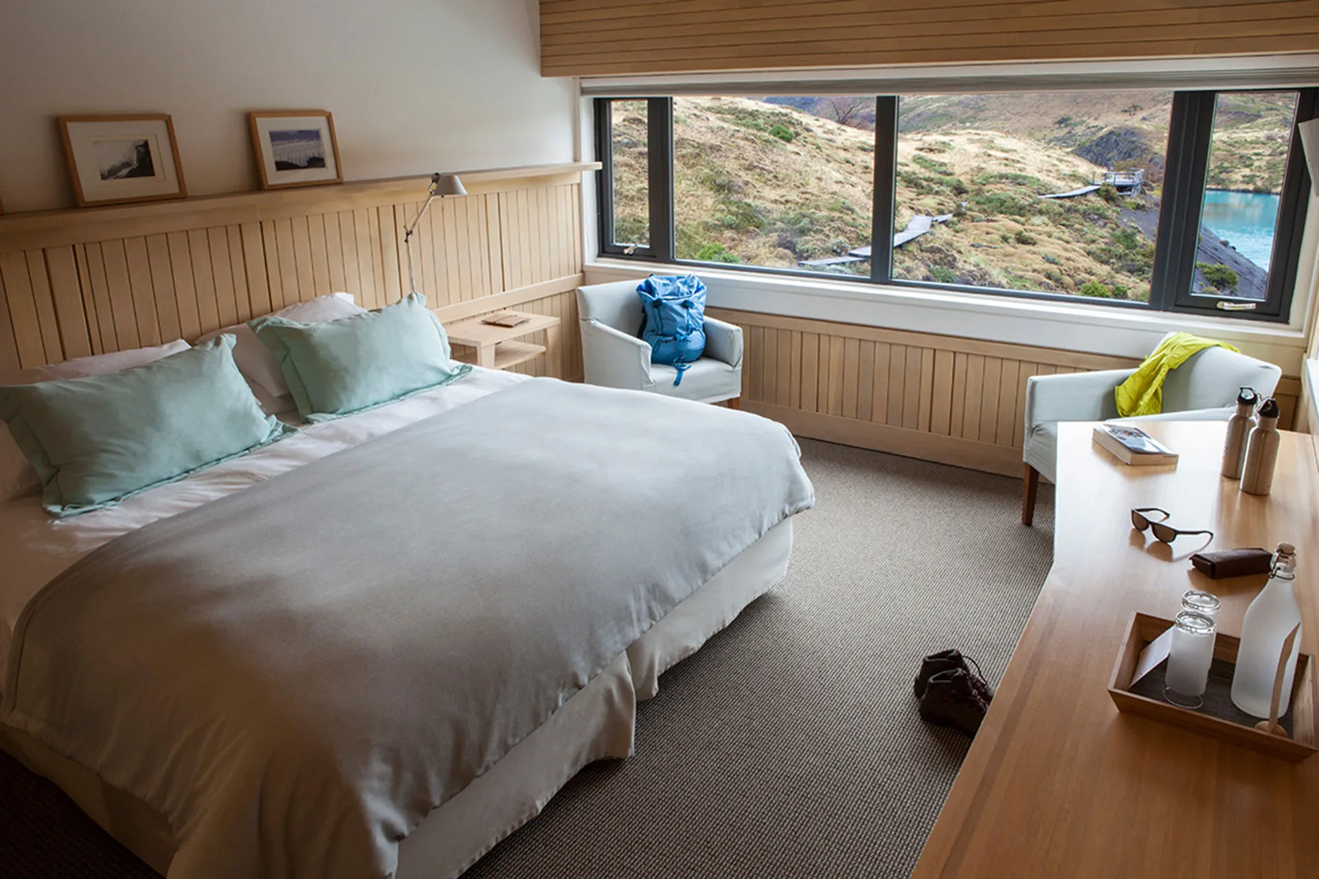 Doppelbett vor Fenster mit Bergblick