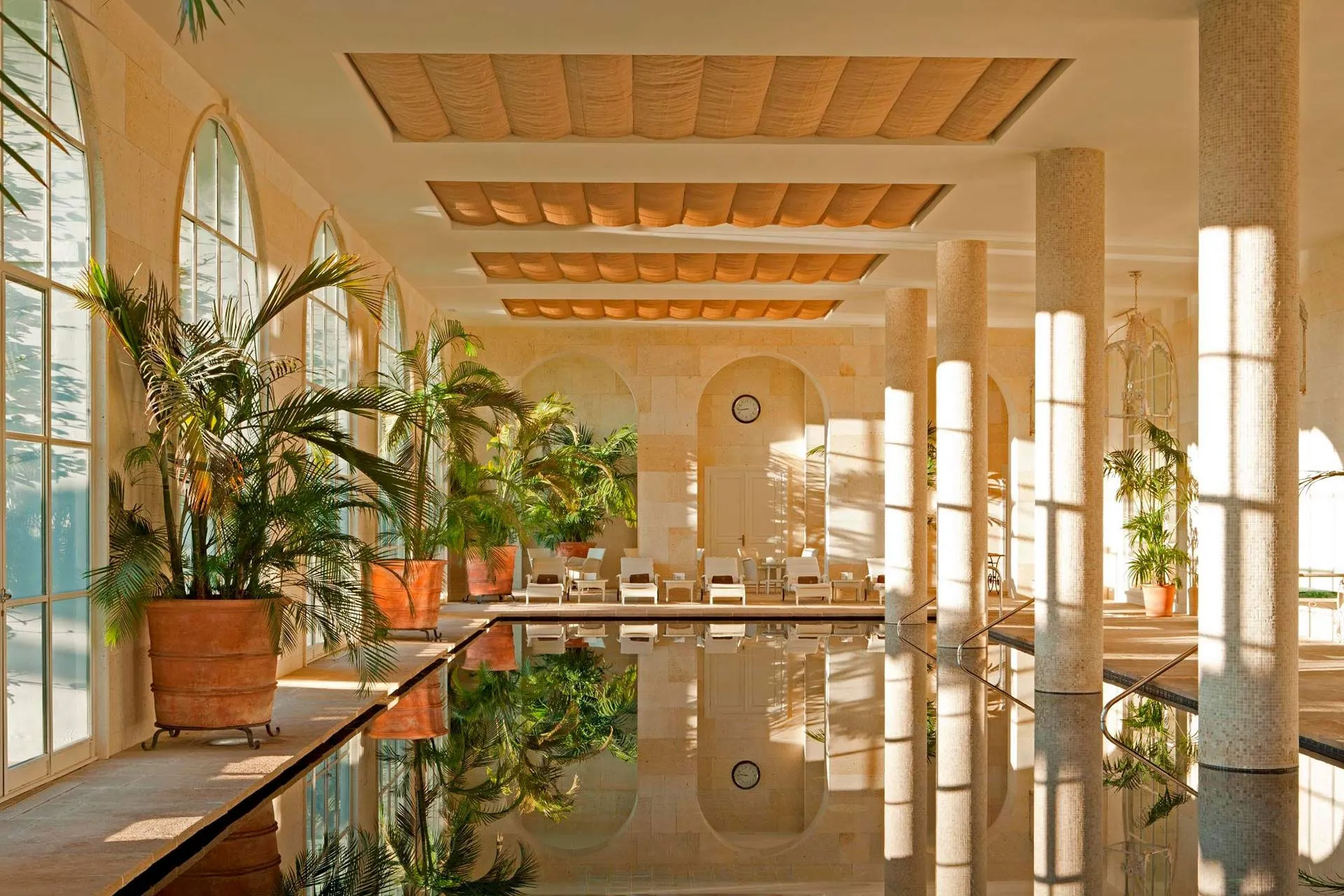 Langer Indoor Pool eines Hotels