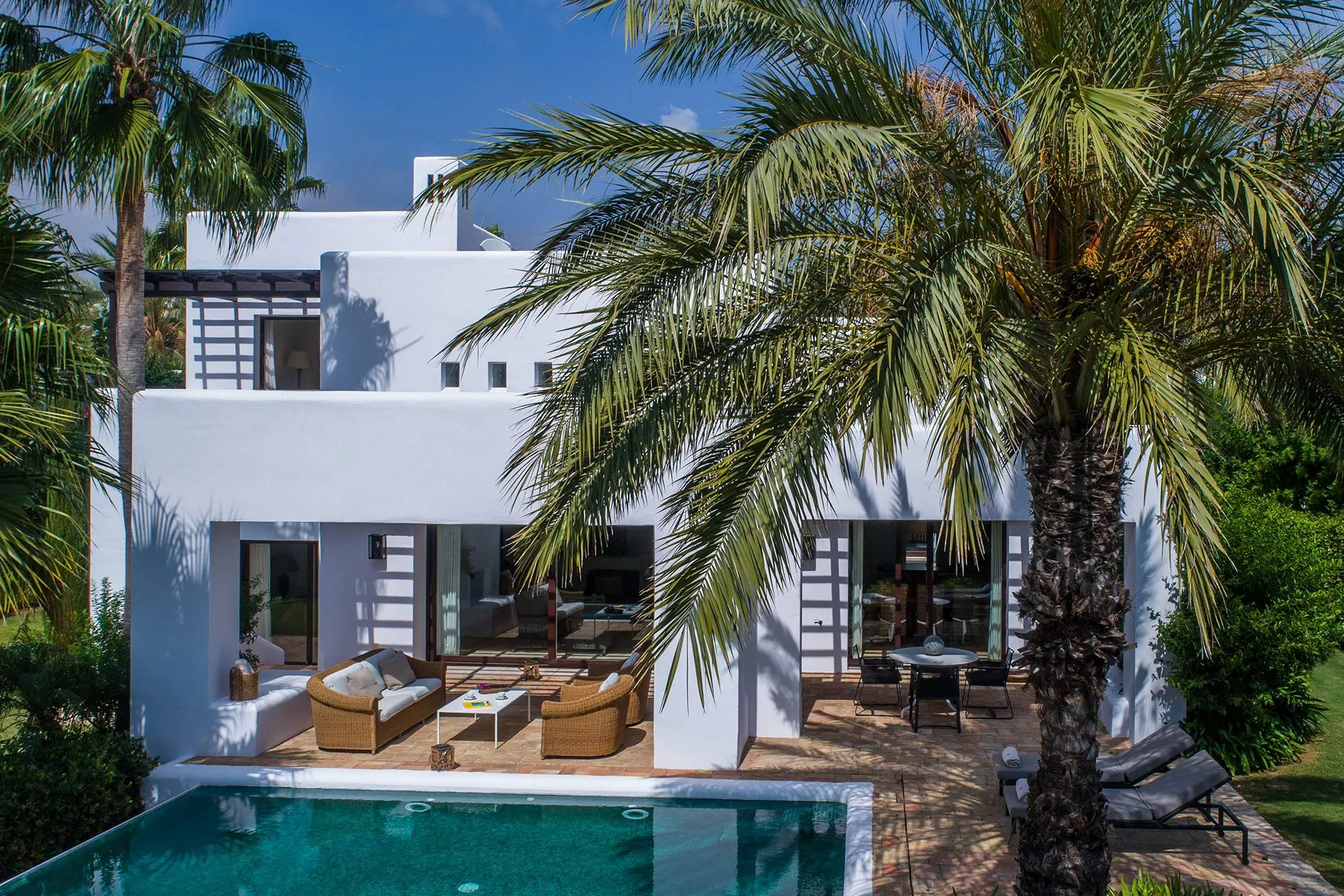 Weiße Villa mit Terrasse und Pool