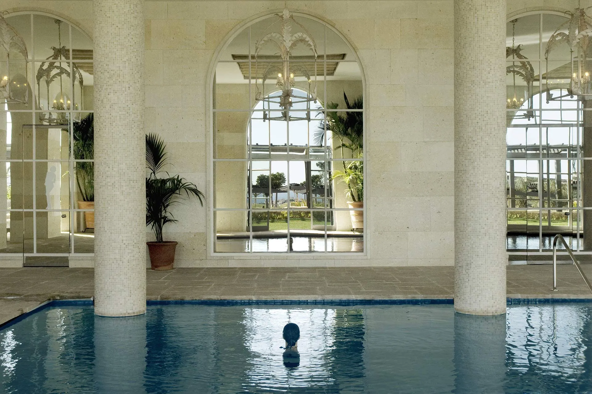 Indoor Pool unter hohem Steingewölbe