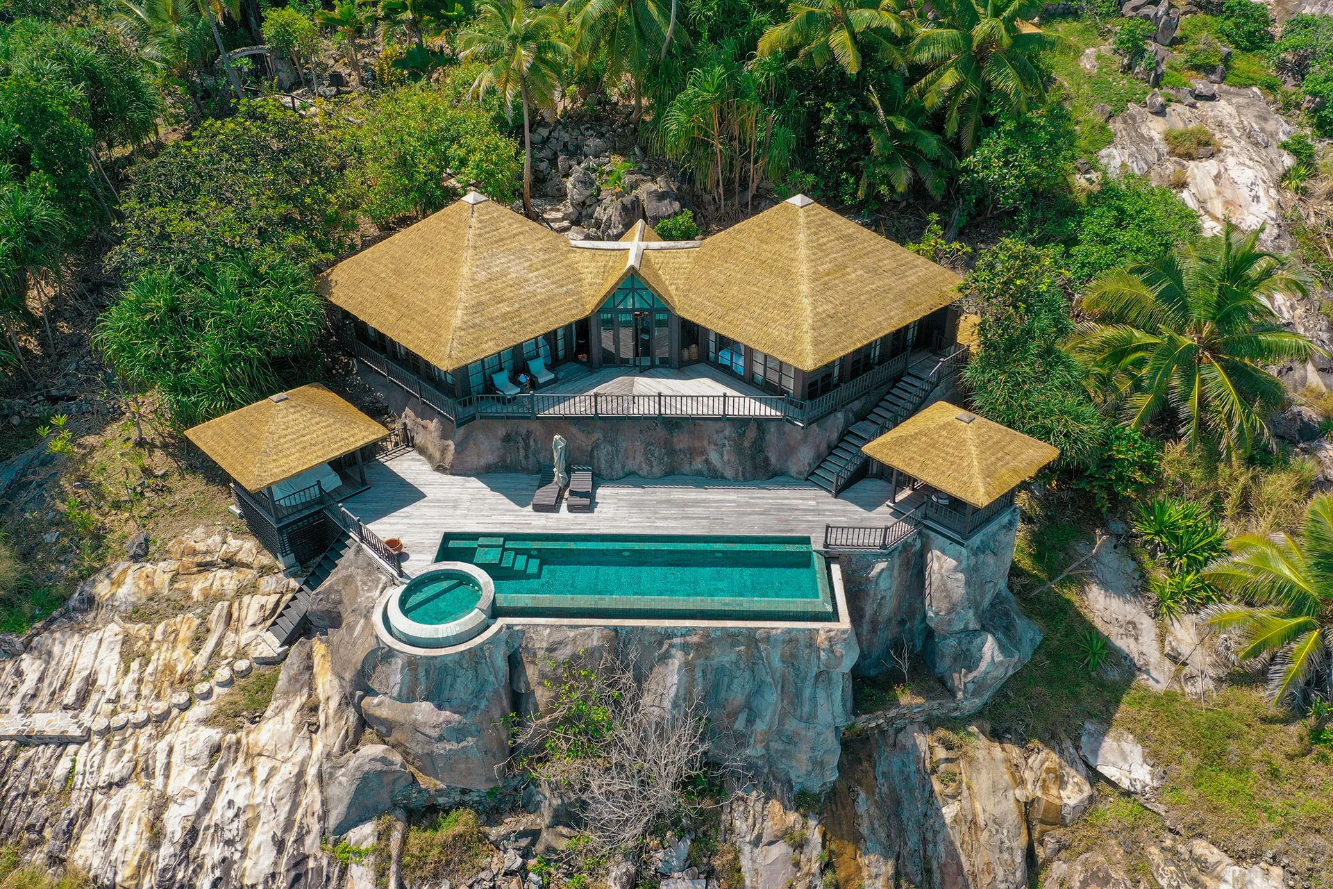Luftaufnahme einer Villa auf großem Felsen