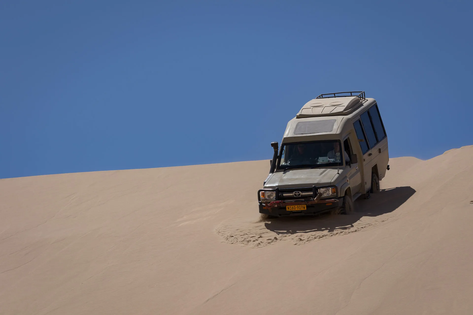Jeep fährt über Sanddüne