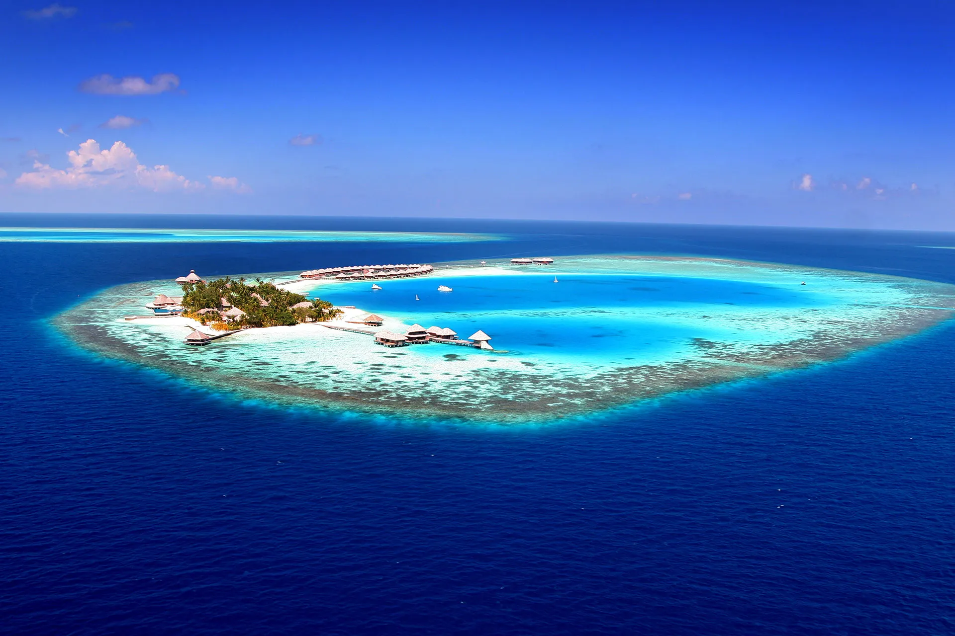 Maledivische Insel umgeben von großer Lagune