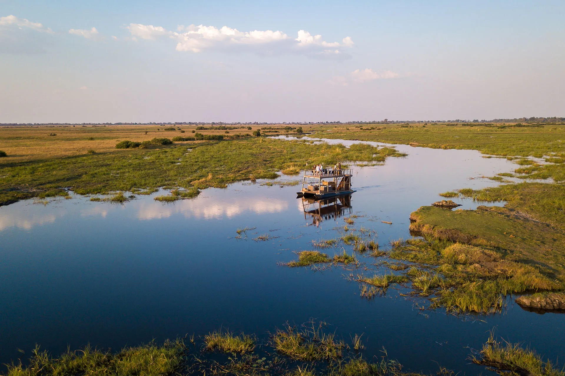Safariboot fährt auf einem Fluss