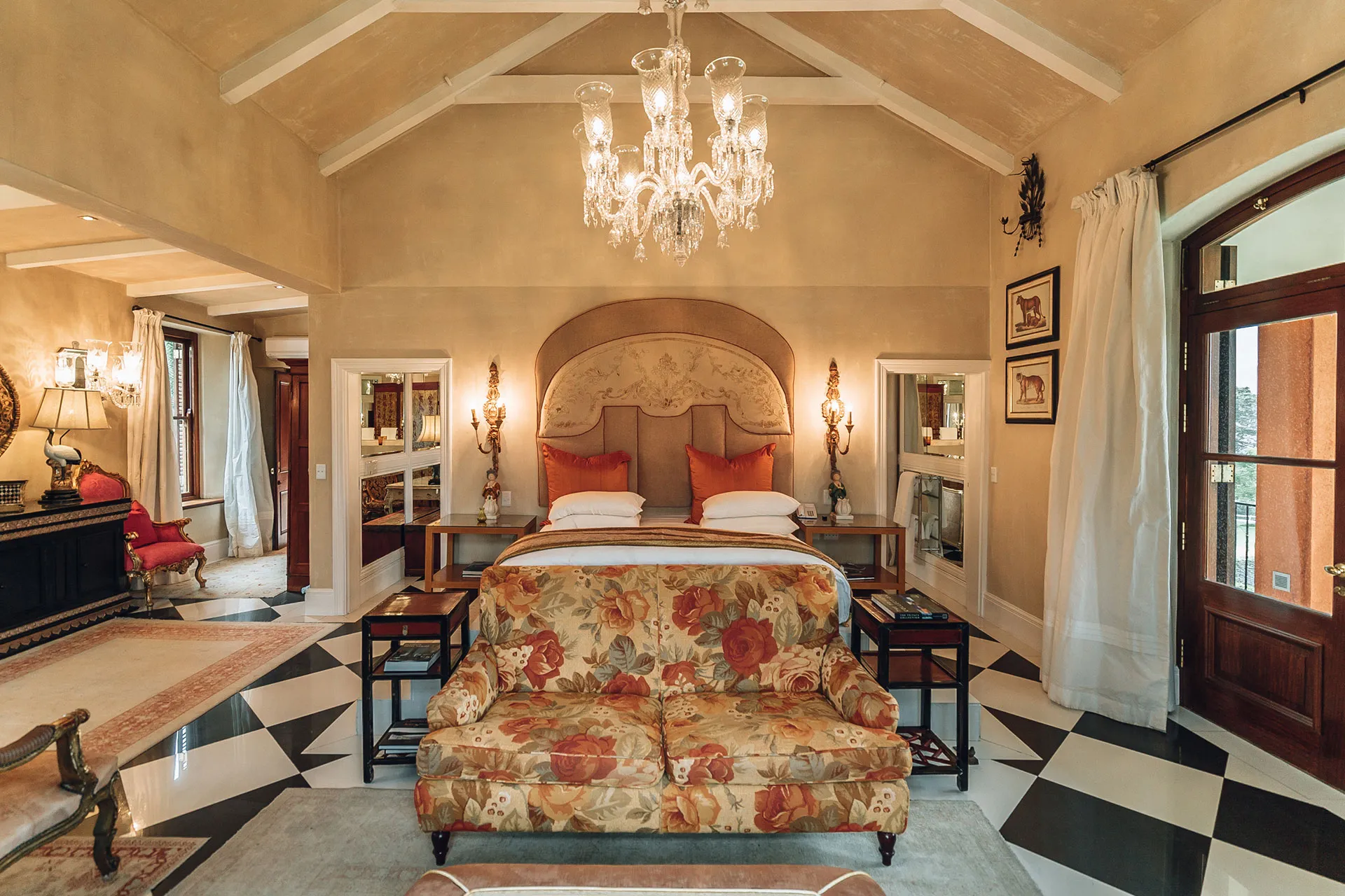 Barockes Schlafzimmer mit Kronleuchter