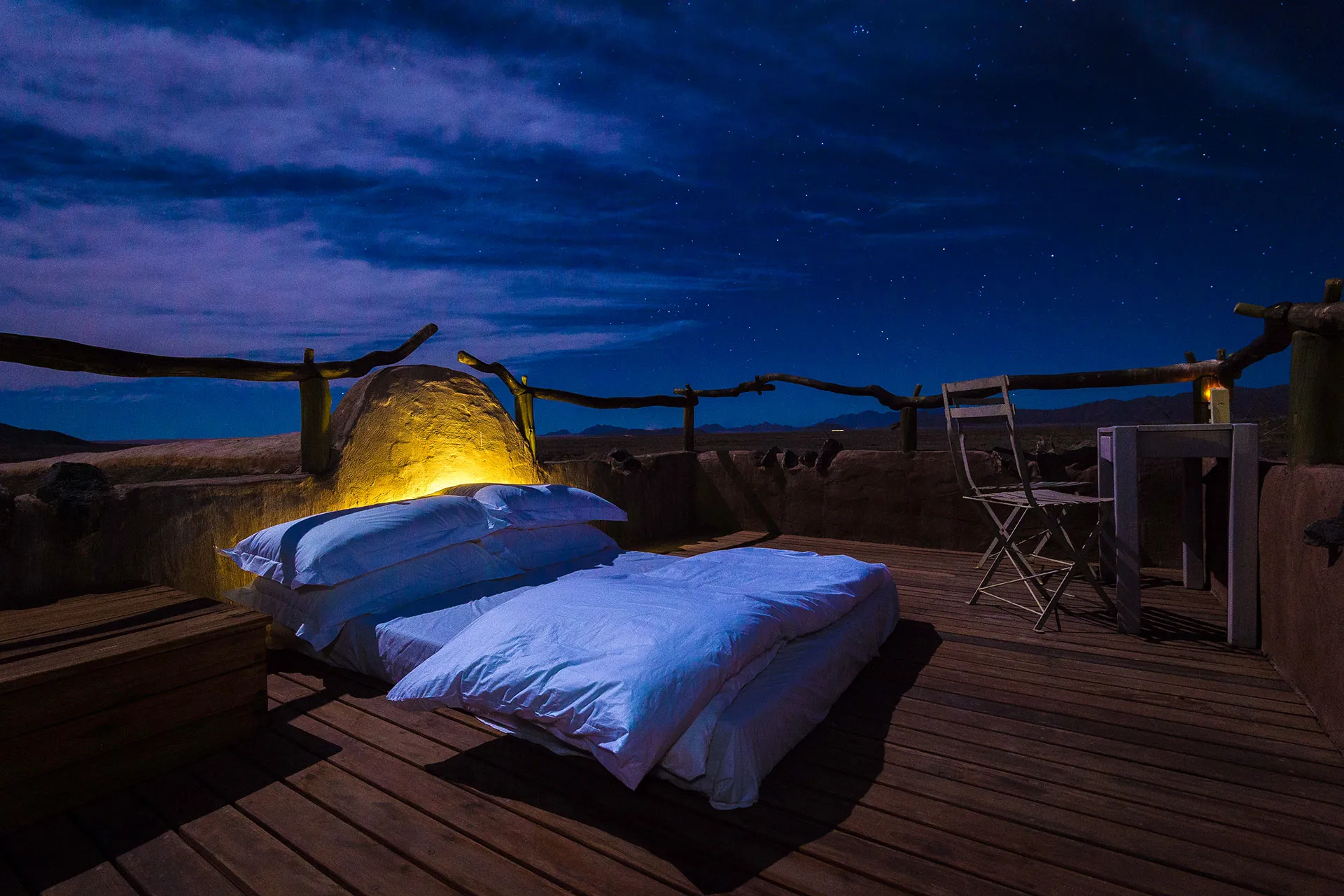 Doppelbett auf Terrasse unter freiem Himmel