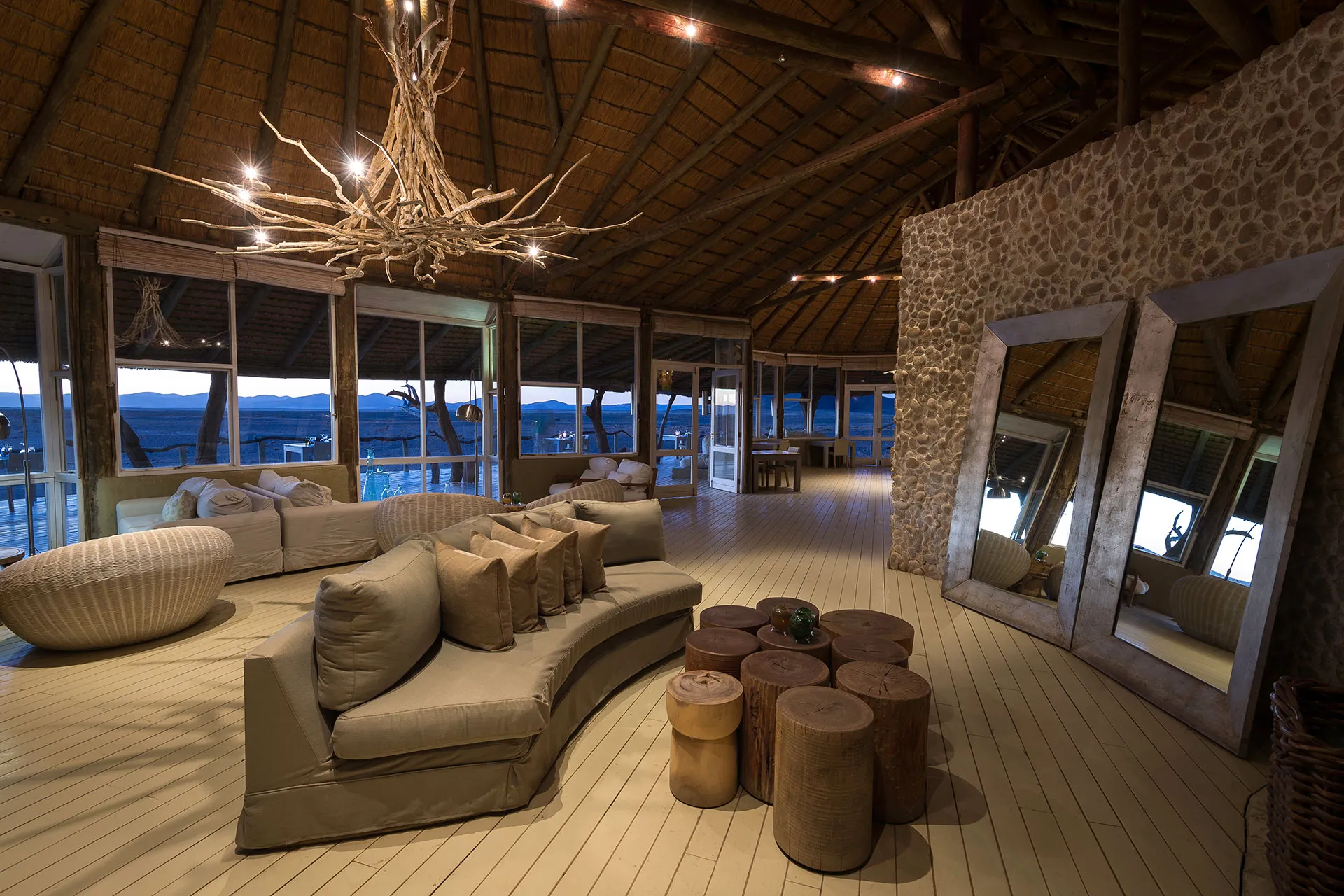 Luxuriös gestaltete Lounge mit Naturmaterialien