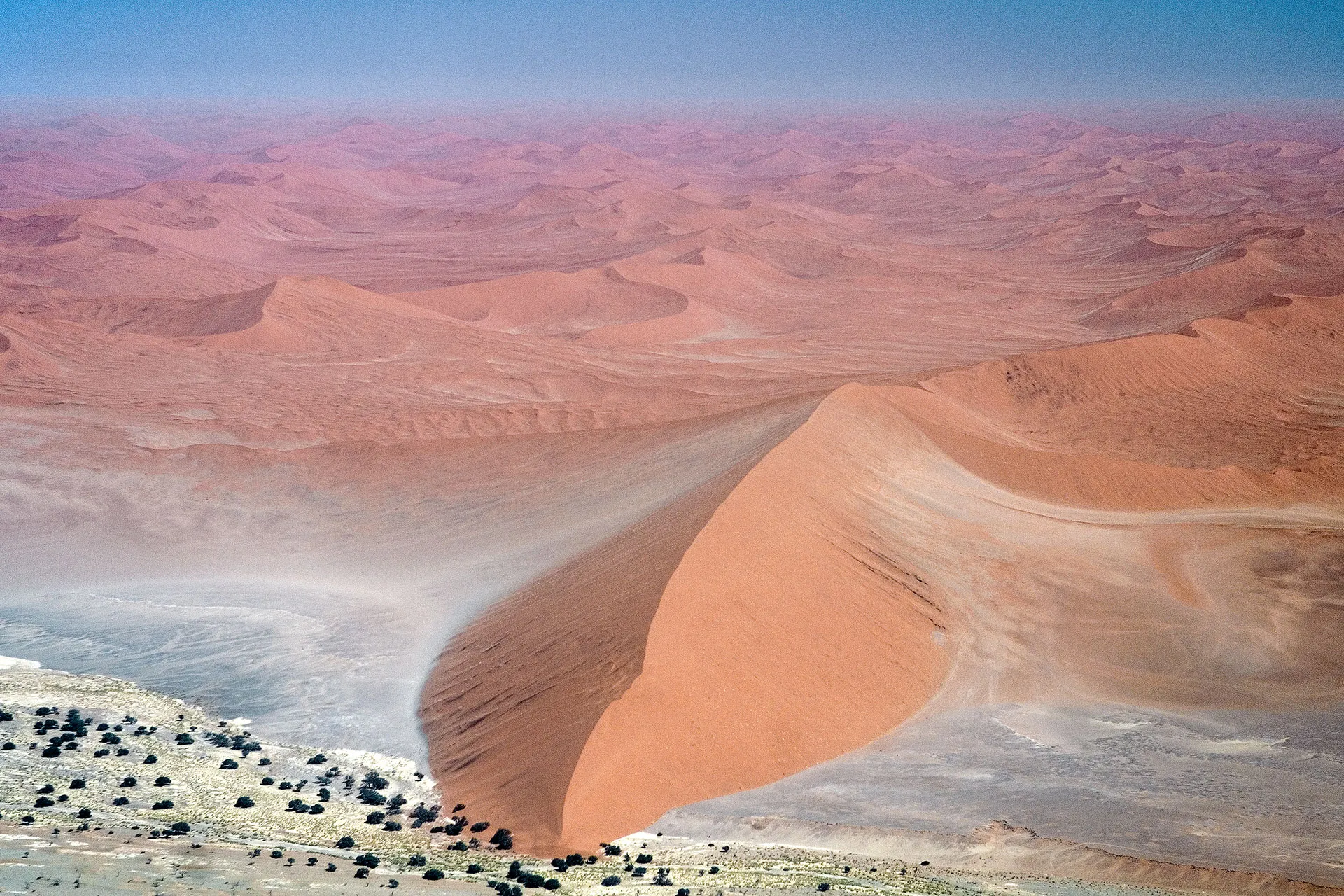 Luftaufnahme roter Sanddünen
