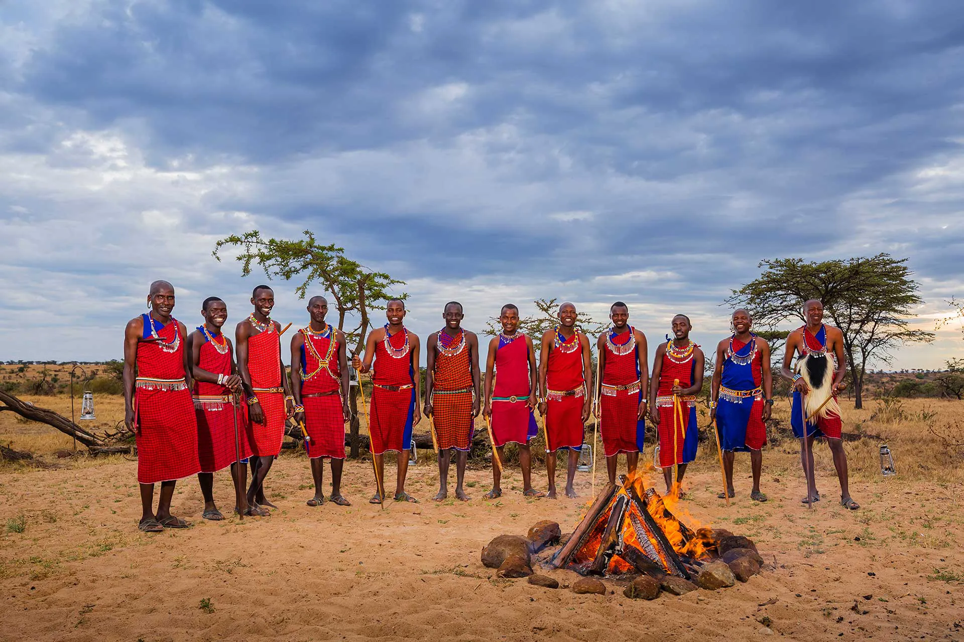 Afrikanische Ureinwohner vor Lagerfeuer