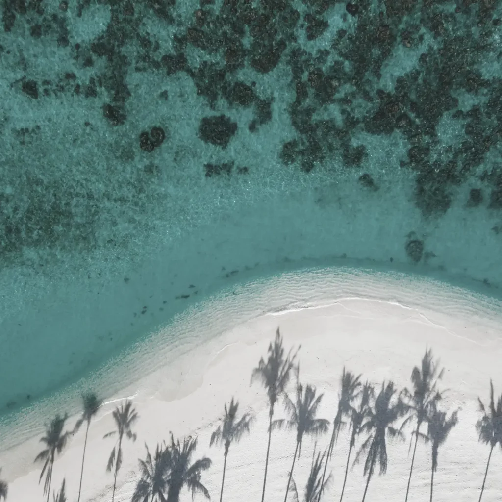 Lagune vor Sandstrand des Milaidhoo Maldives