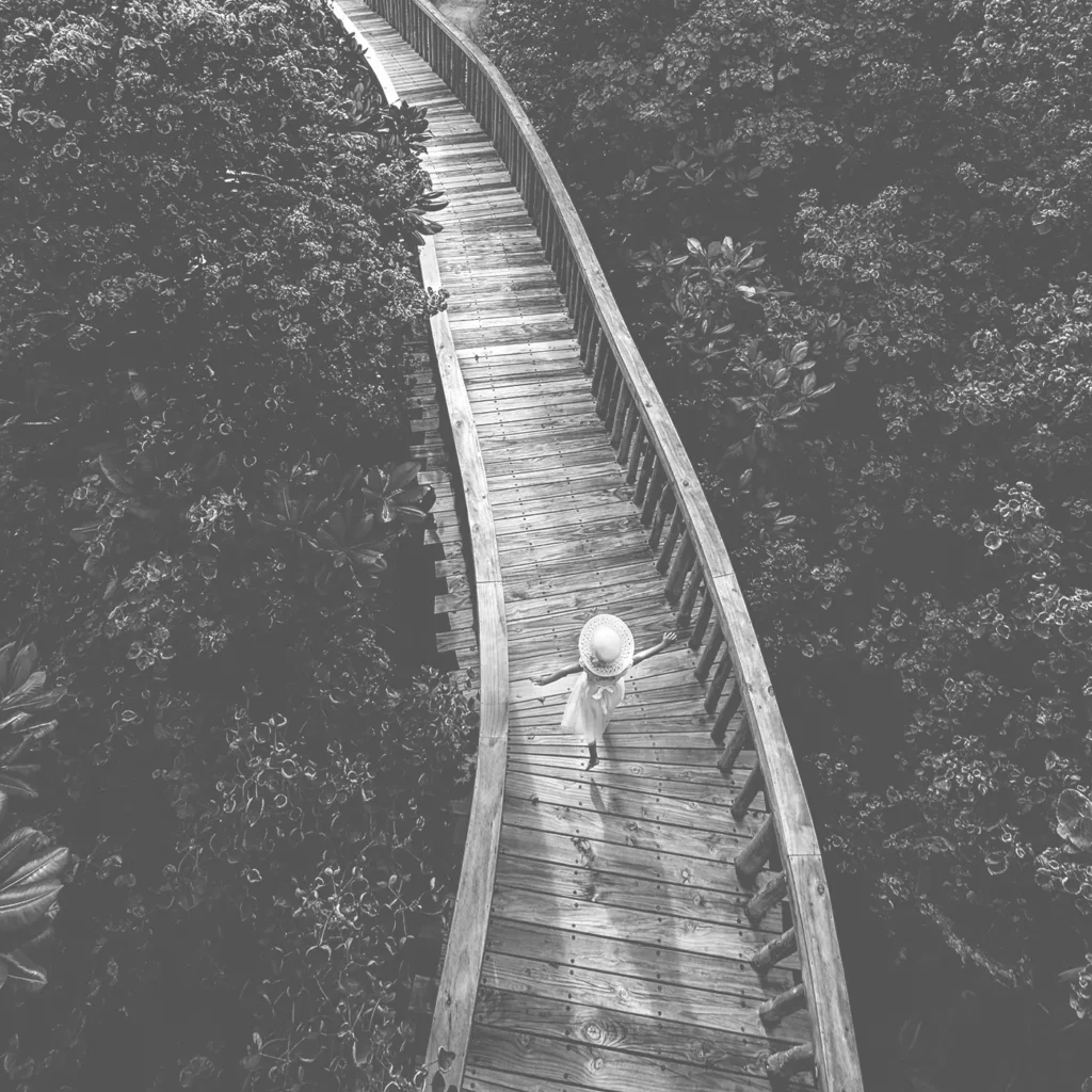 Frau auf Holzbrücke im Soneva Fushi
