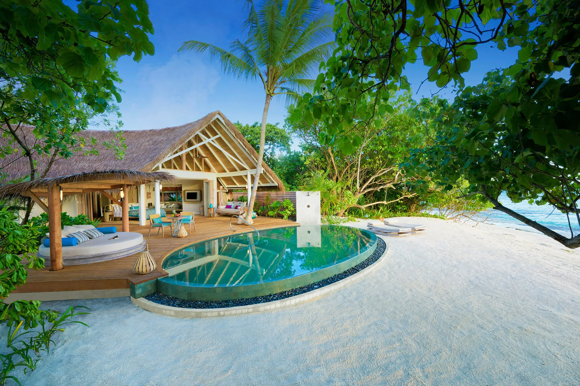 Villa am Strand unter Palmen