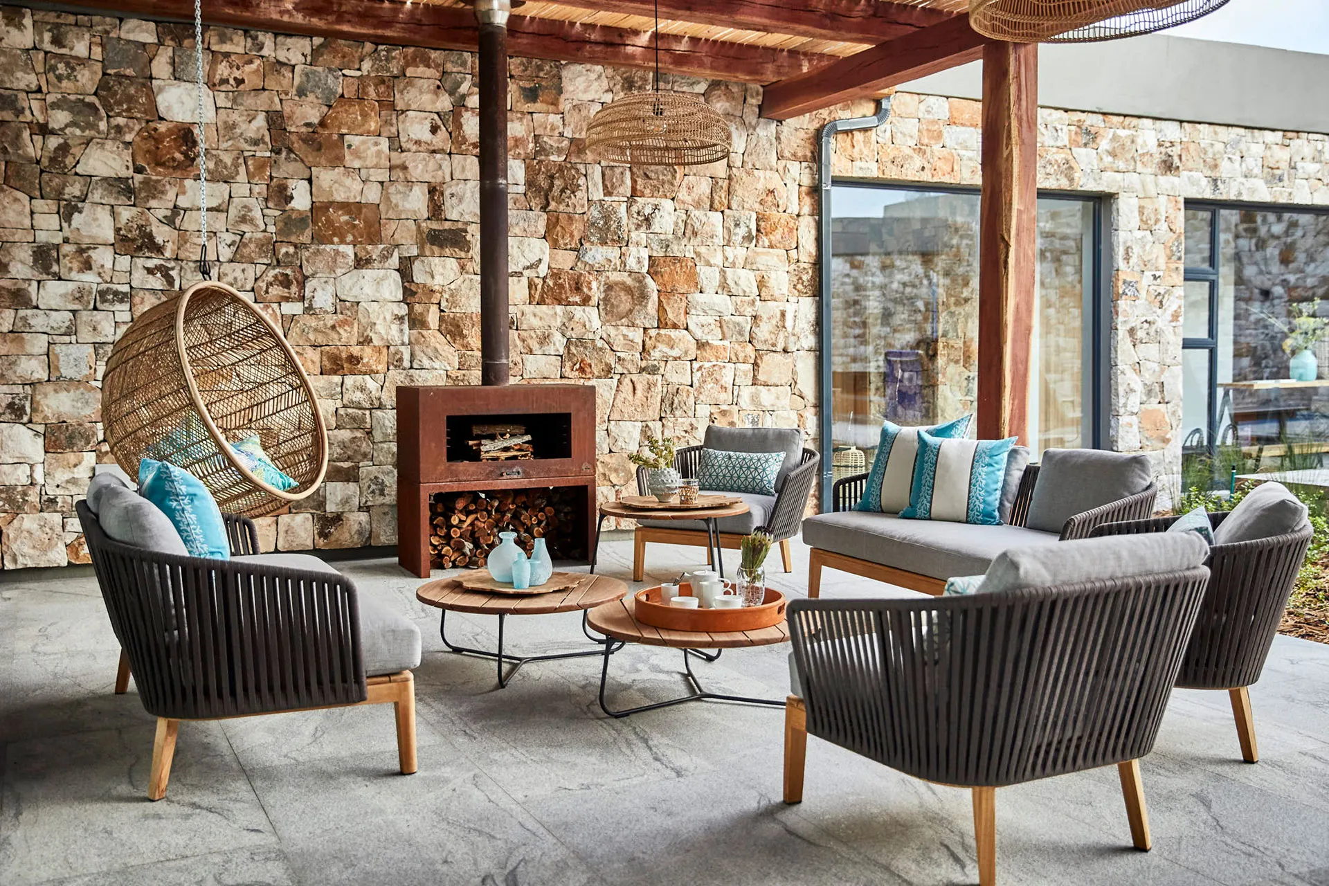 Sessel und Hängekorb auf einer Terrasse