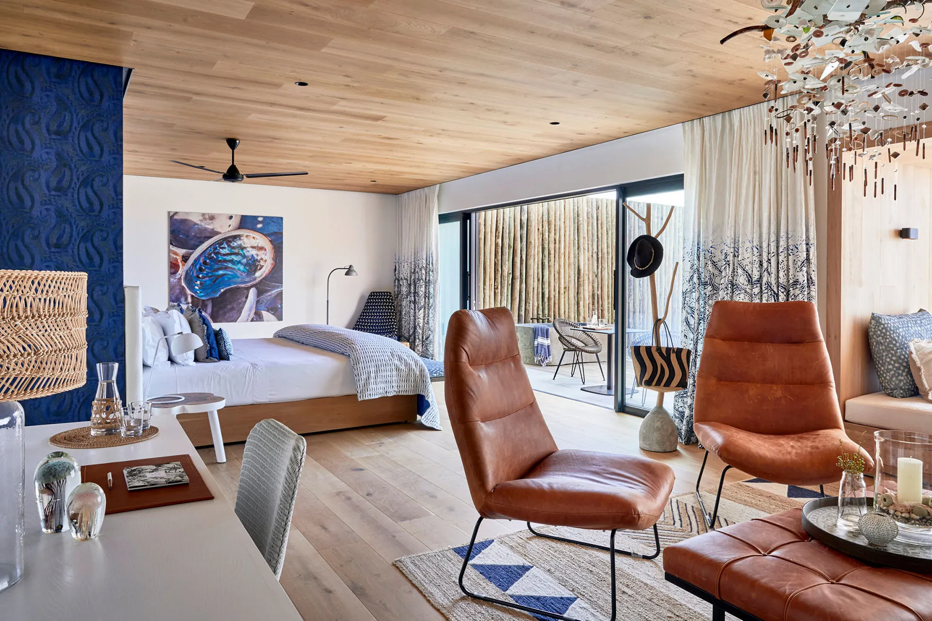 Suite mit Holzdecke und Designermöbeln