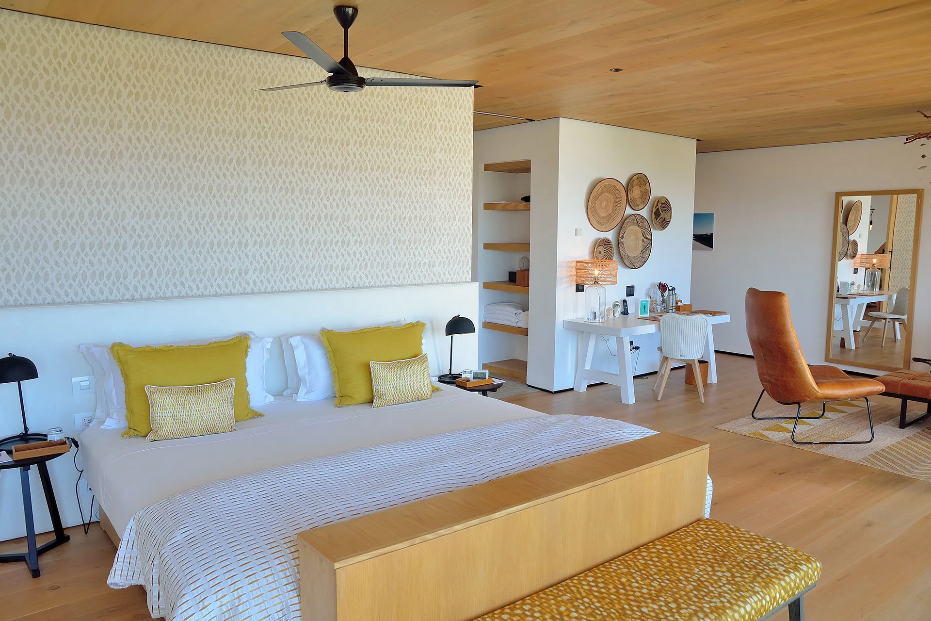 Schlafzimmer mit Accessoires aus Holz und Leder