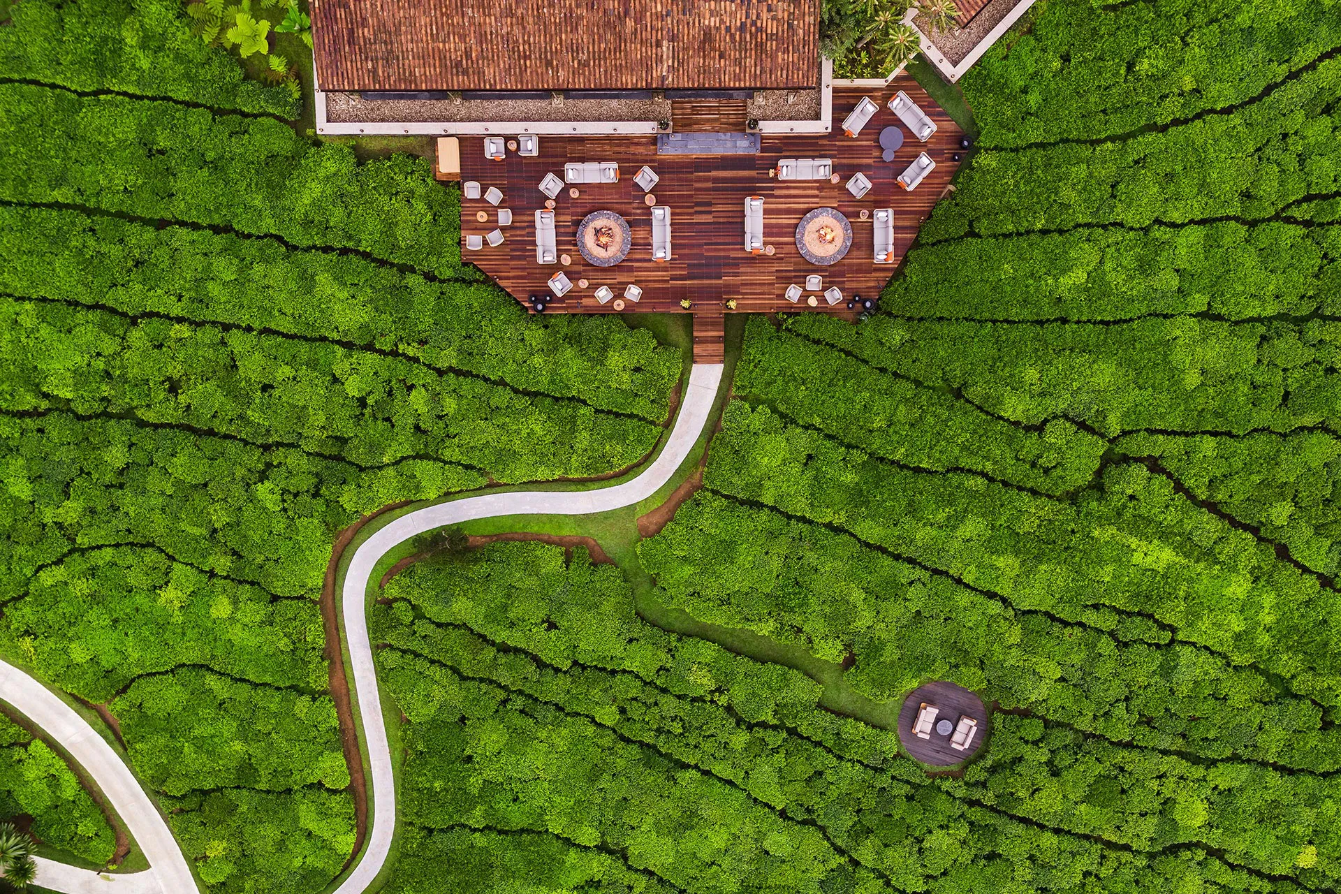 Luftaufnahme eines Hauses im Teefeld
