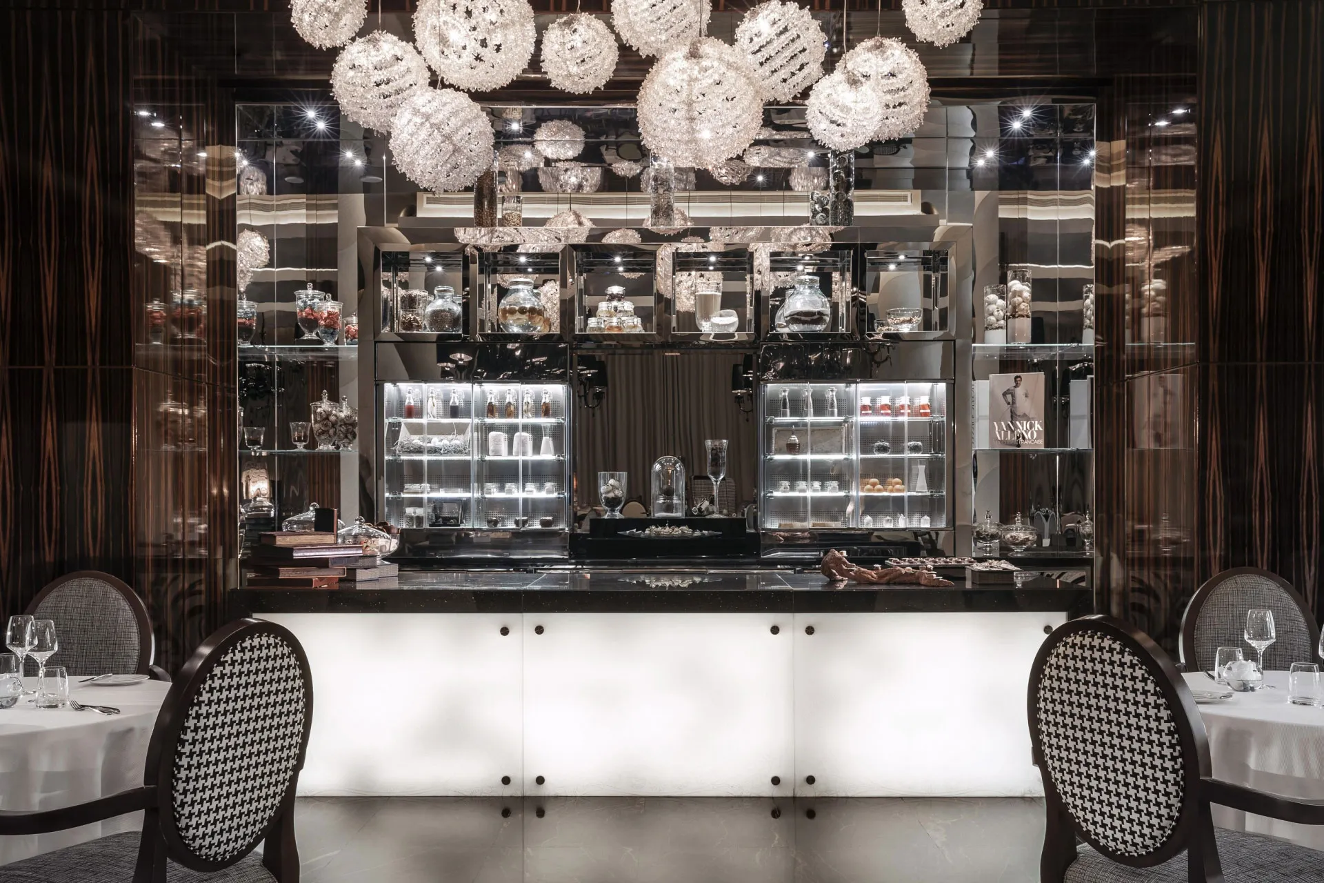 Opulentes Design in weiß und schwarz eines Restaurants