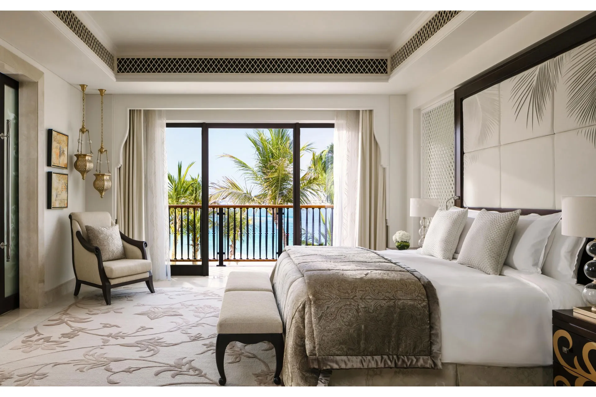 Suite mit Balkon und Palmen vor den Fenstern