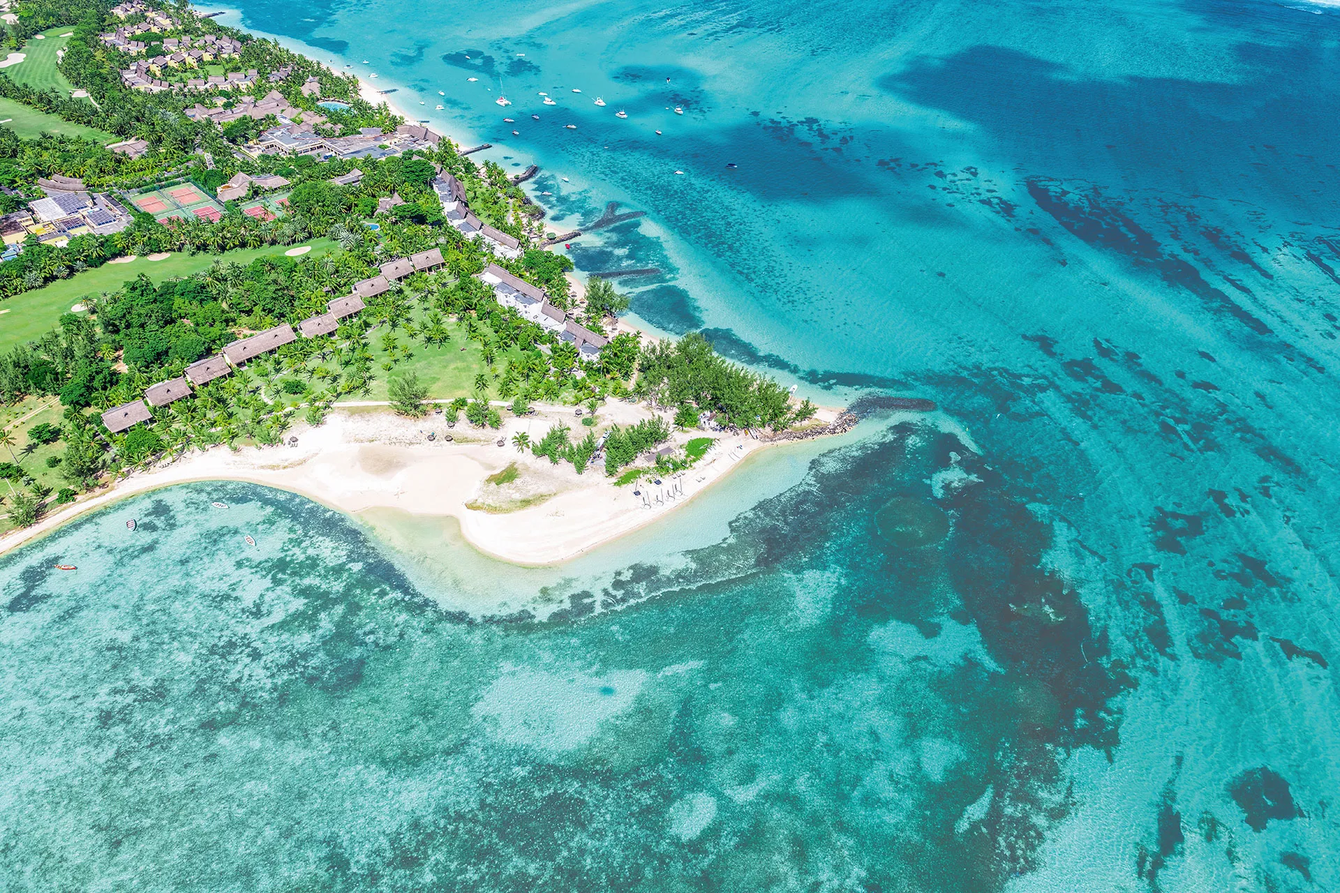 Halbinsel mit blauer Lagune aus Vogelperspektive