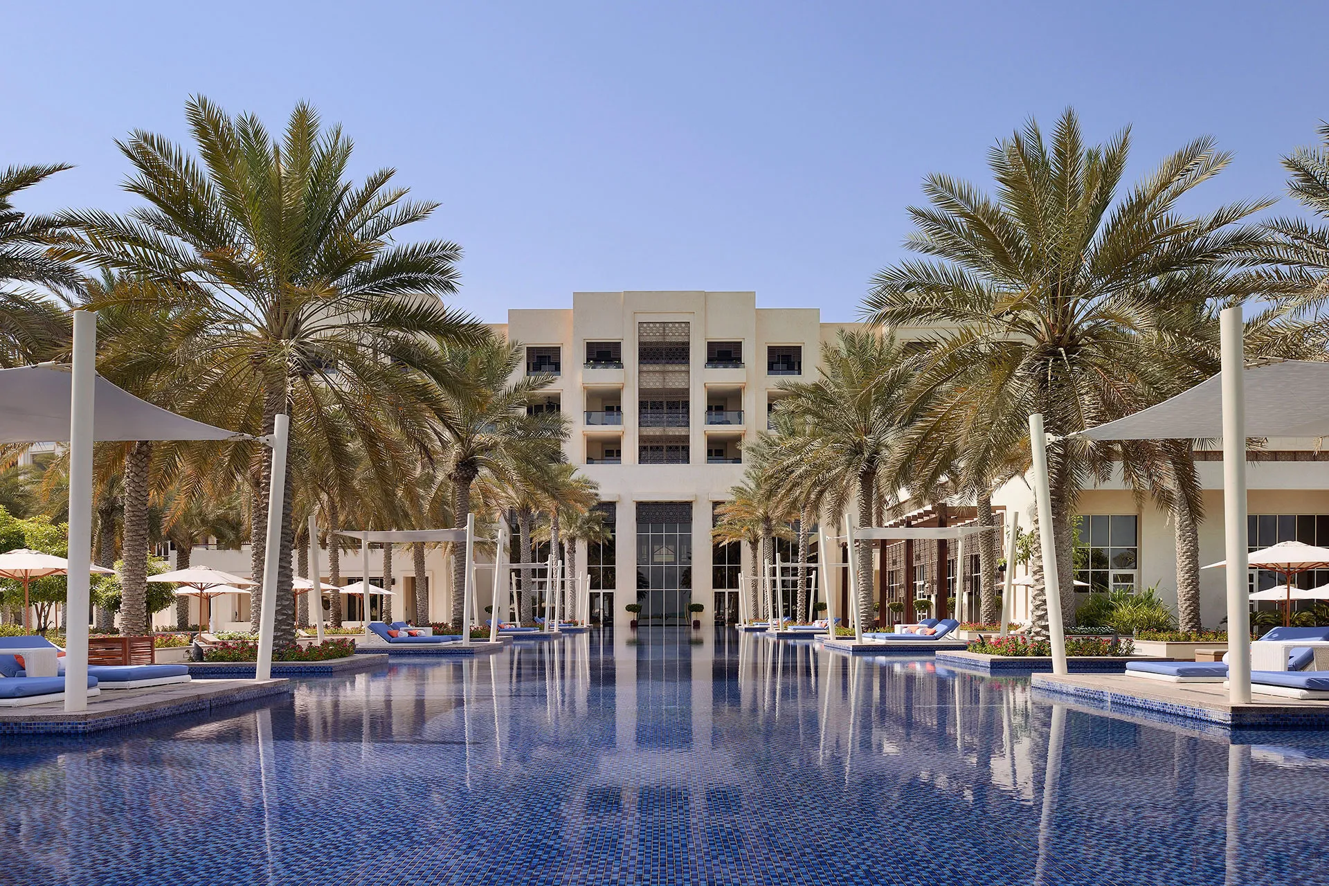 Palmengesäumter Pool eines Luxushotels