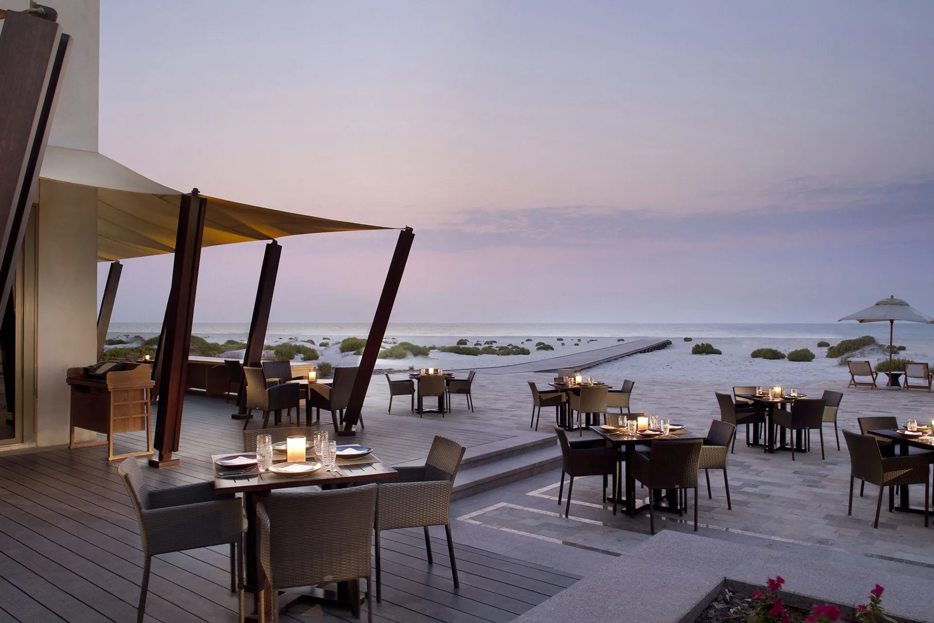 Elegantes Strandrestaurant mit gedeckten Tischen