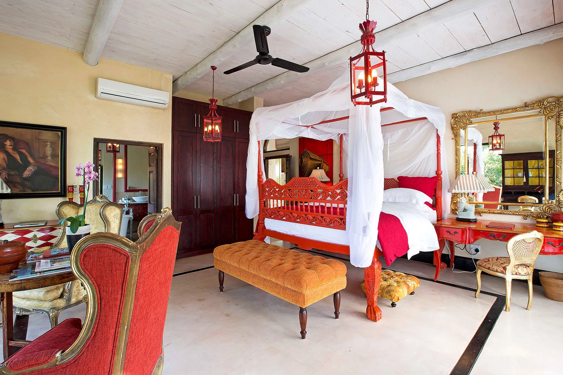 Schlafzimmer mit roten Möbeln