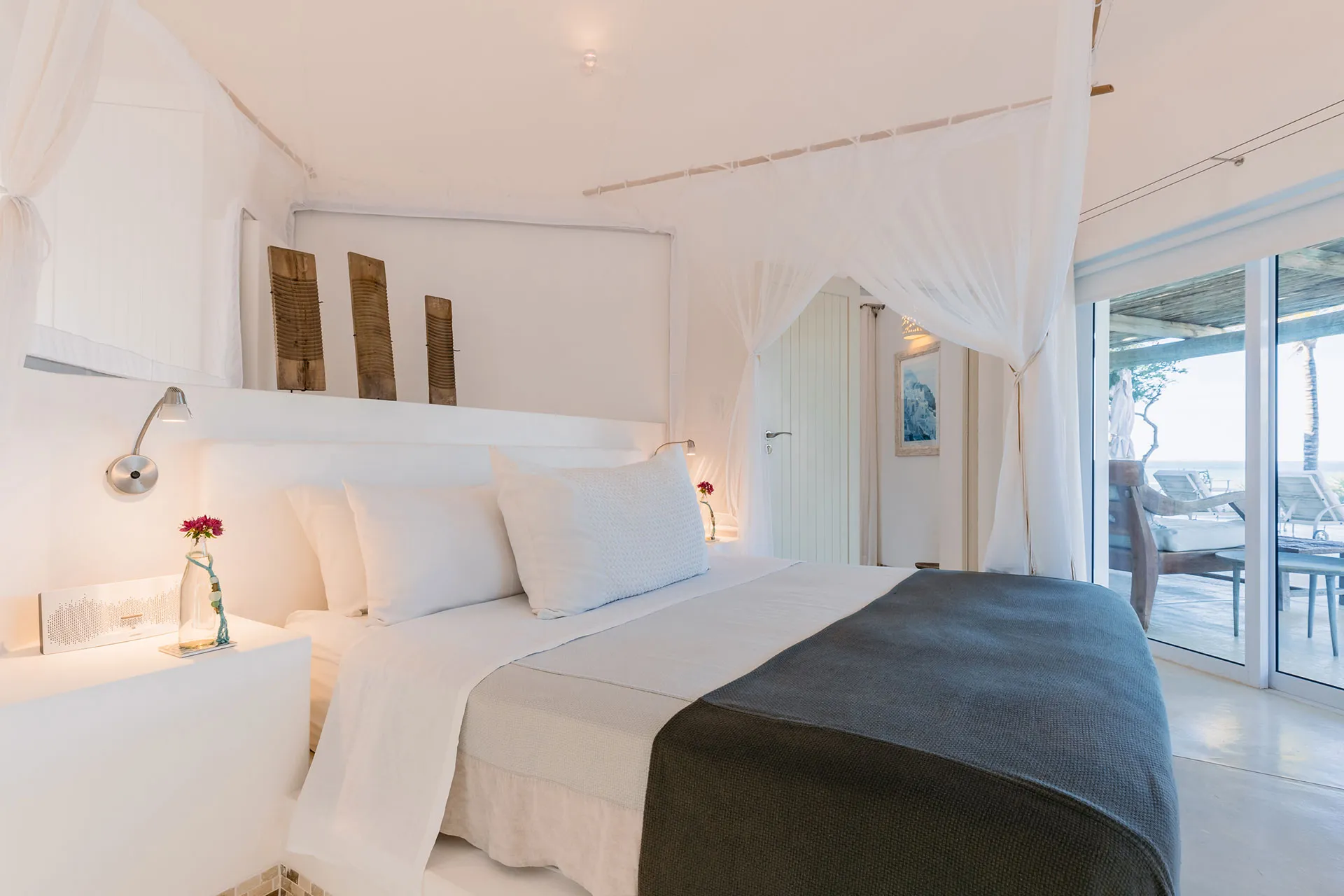 Weiss gestaltetes Schlafzimmer mit Doppelbett