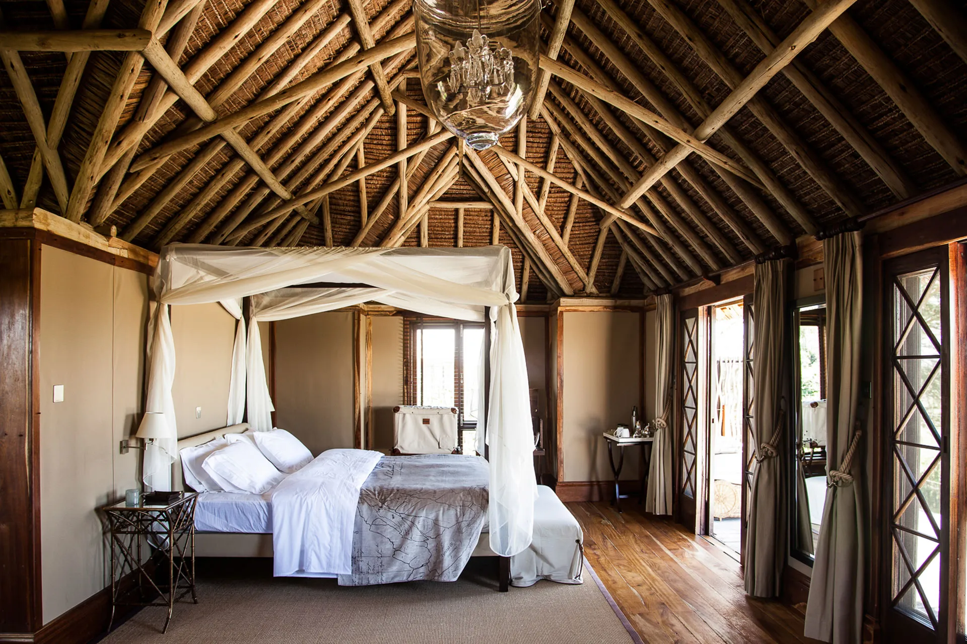 Schlafzimmer mit Holzdecke und Naturmaterialien