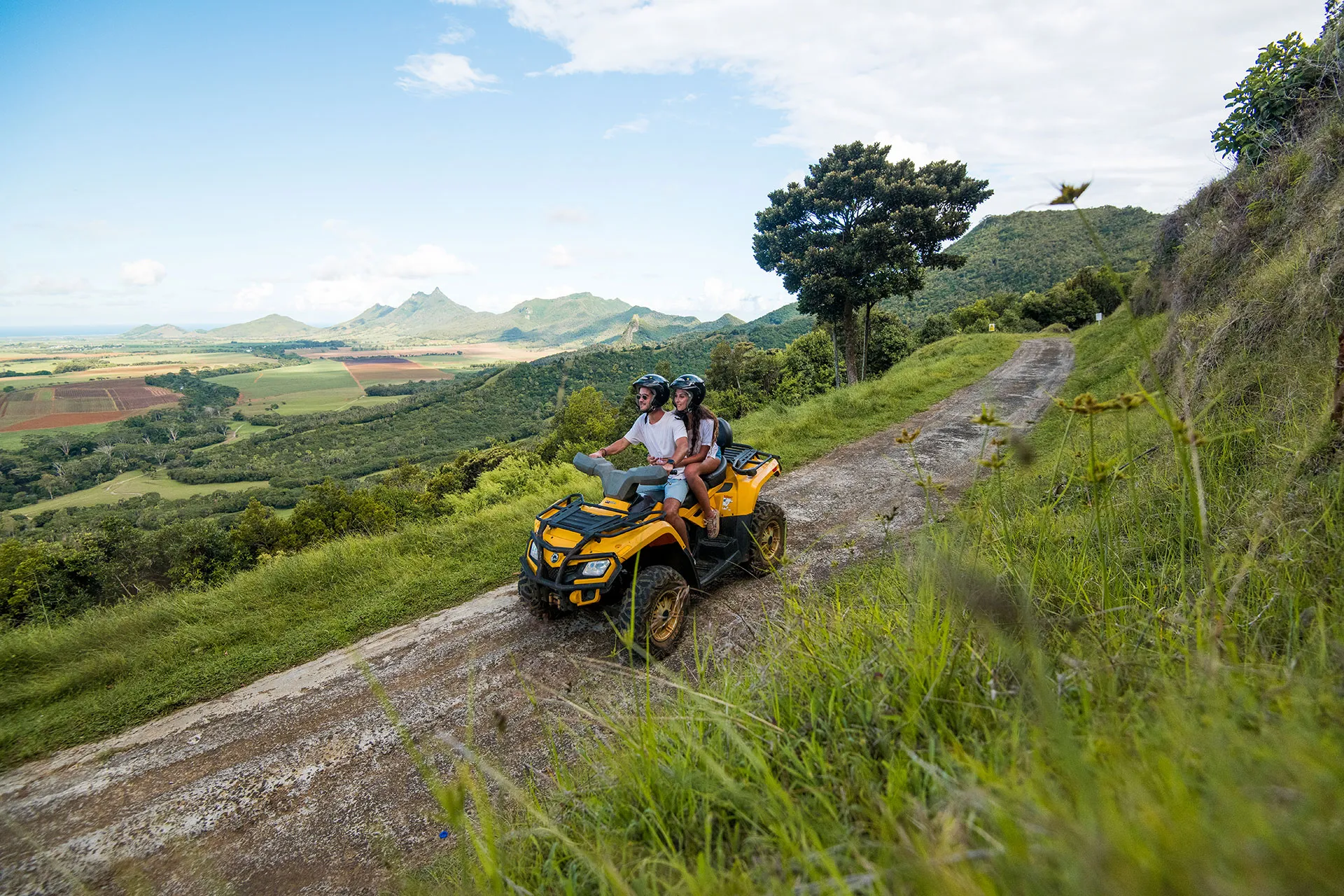 Paar fährt auf einem Quad auf Mauritius