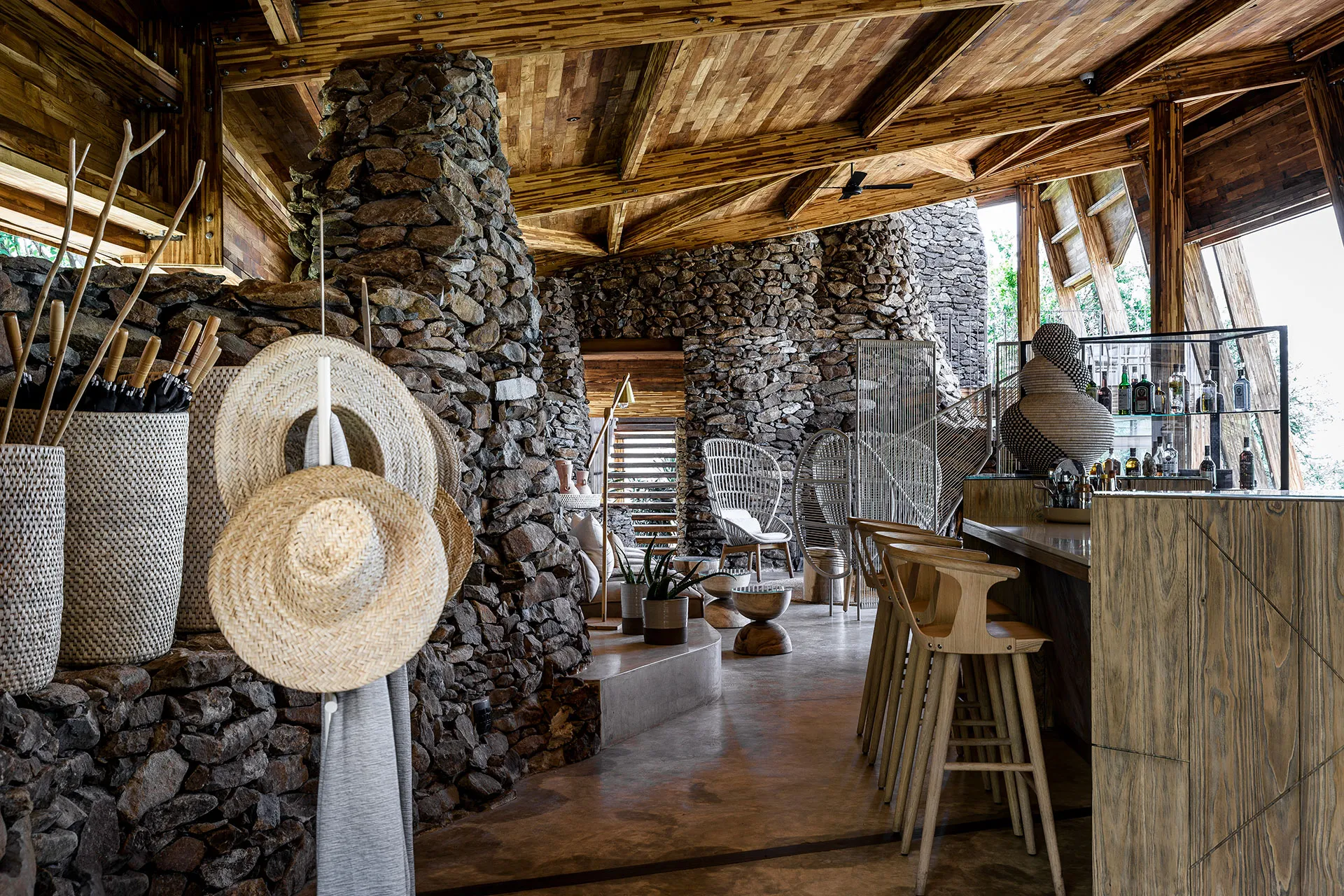 Bartresen mit Lounge aus Steinwänden und Holzdecken