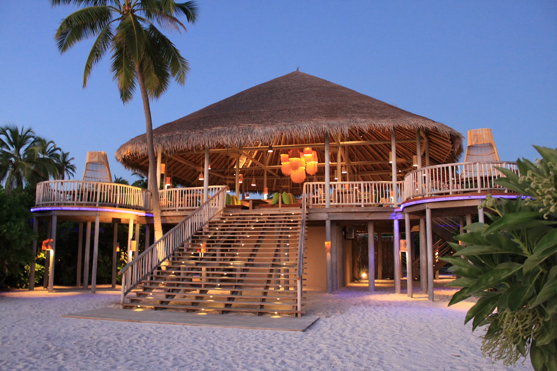 Höher gelegtes Strandrestaurant unter Palmen