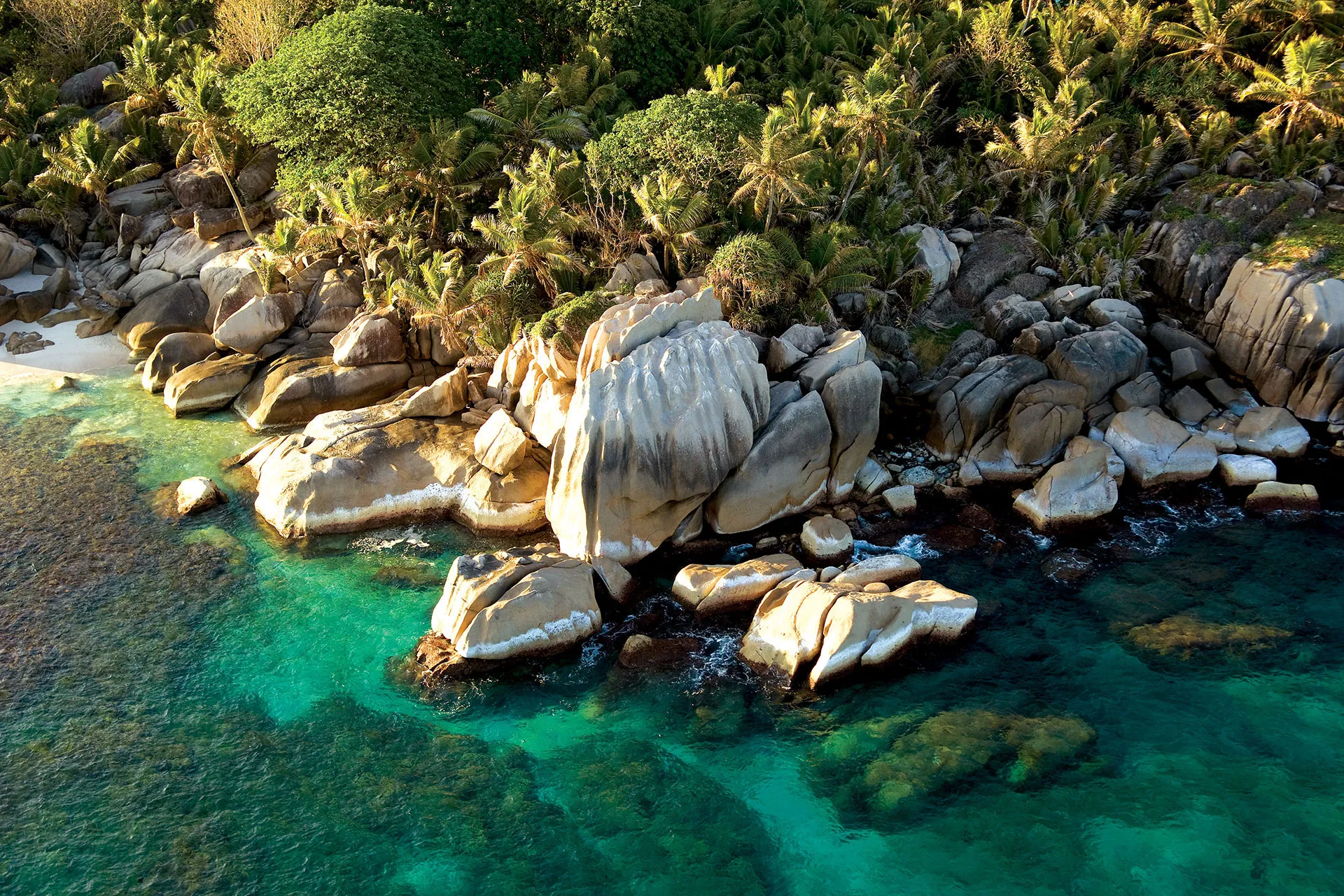 Granitfelsen der Seychellen am Meer