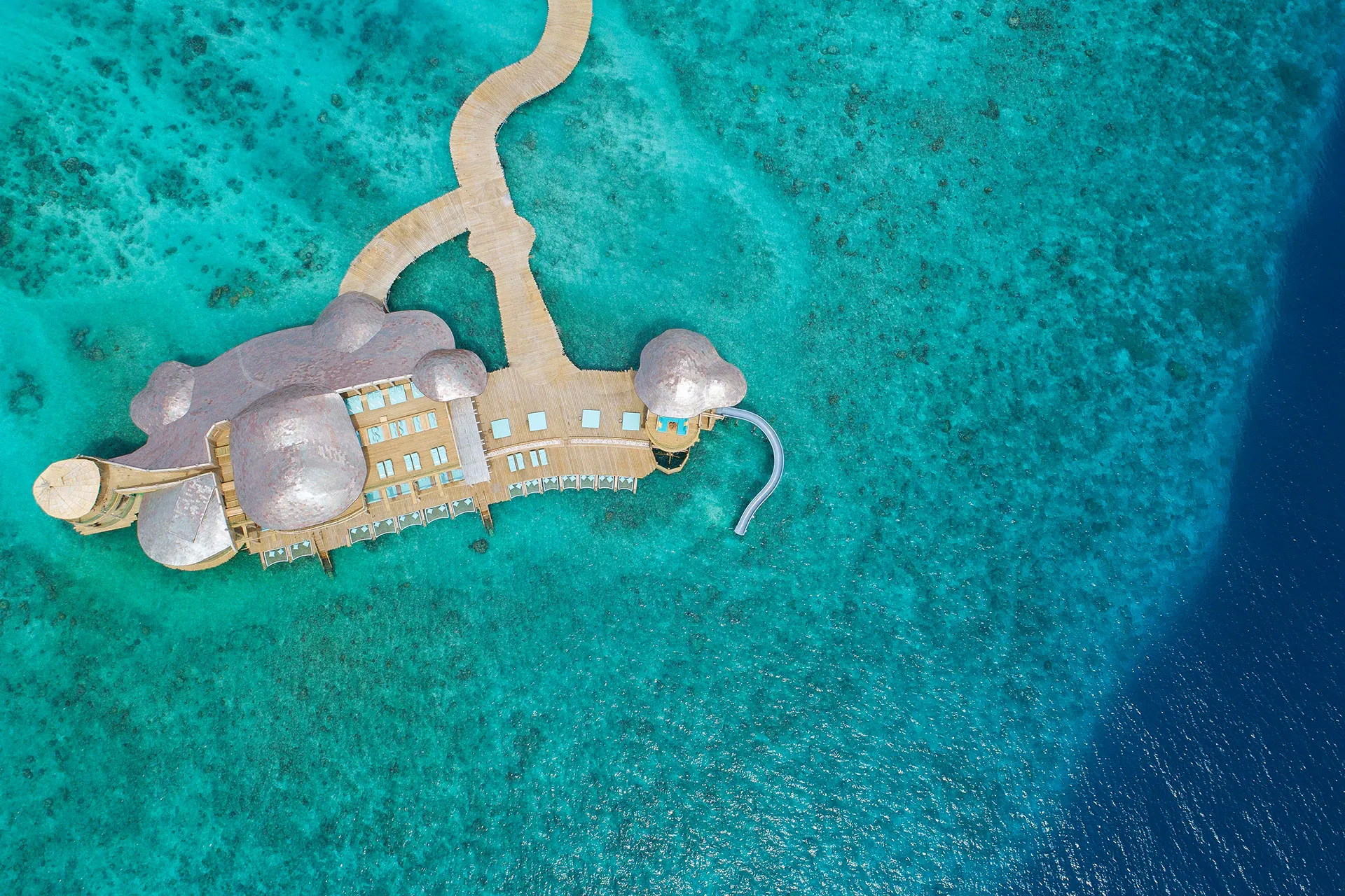 Großer Gebäudekomplex in maledivischer Lagune