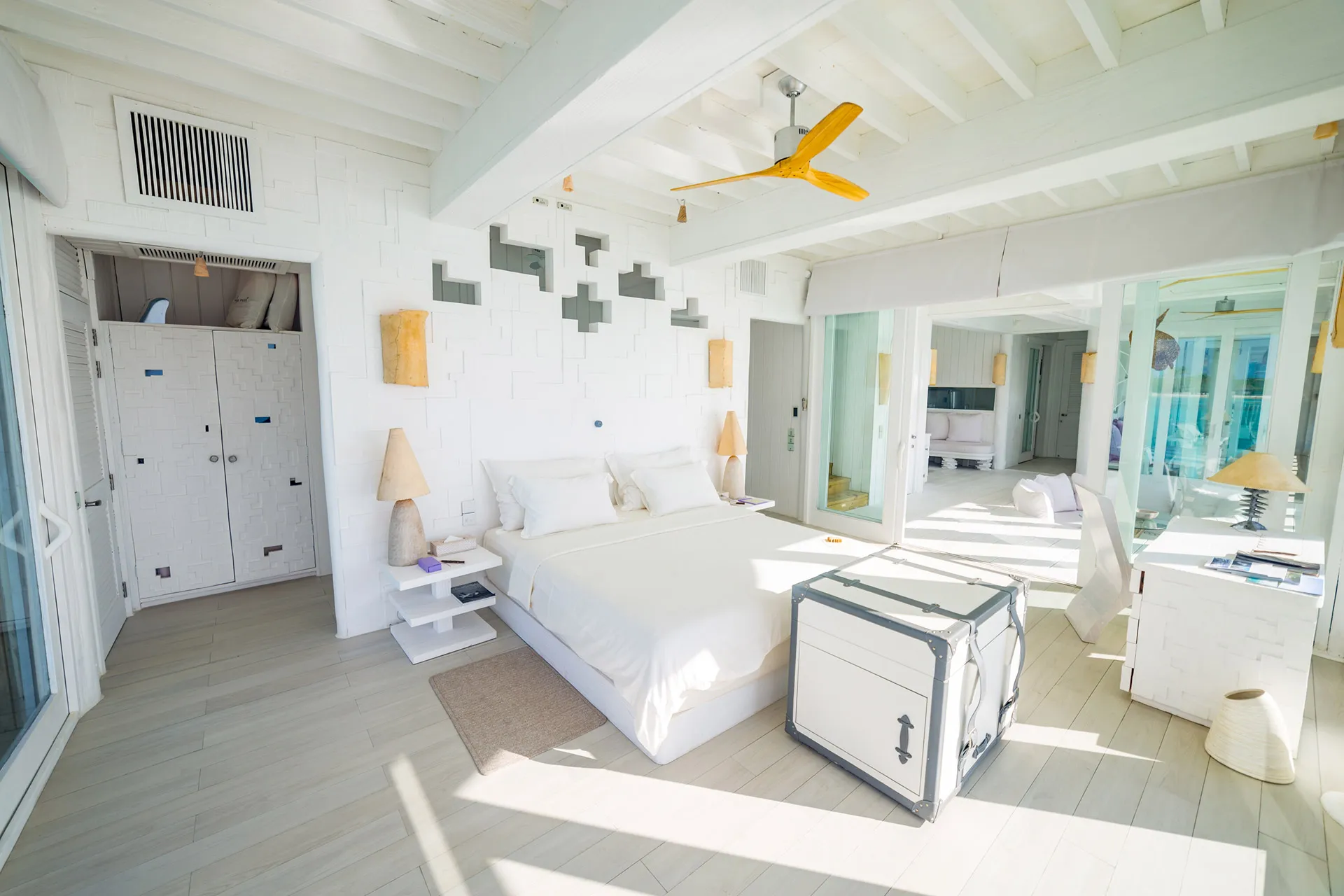 Schlafzimmer mit hellen Farben und Holz