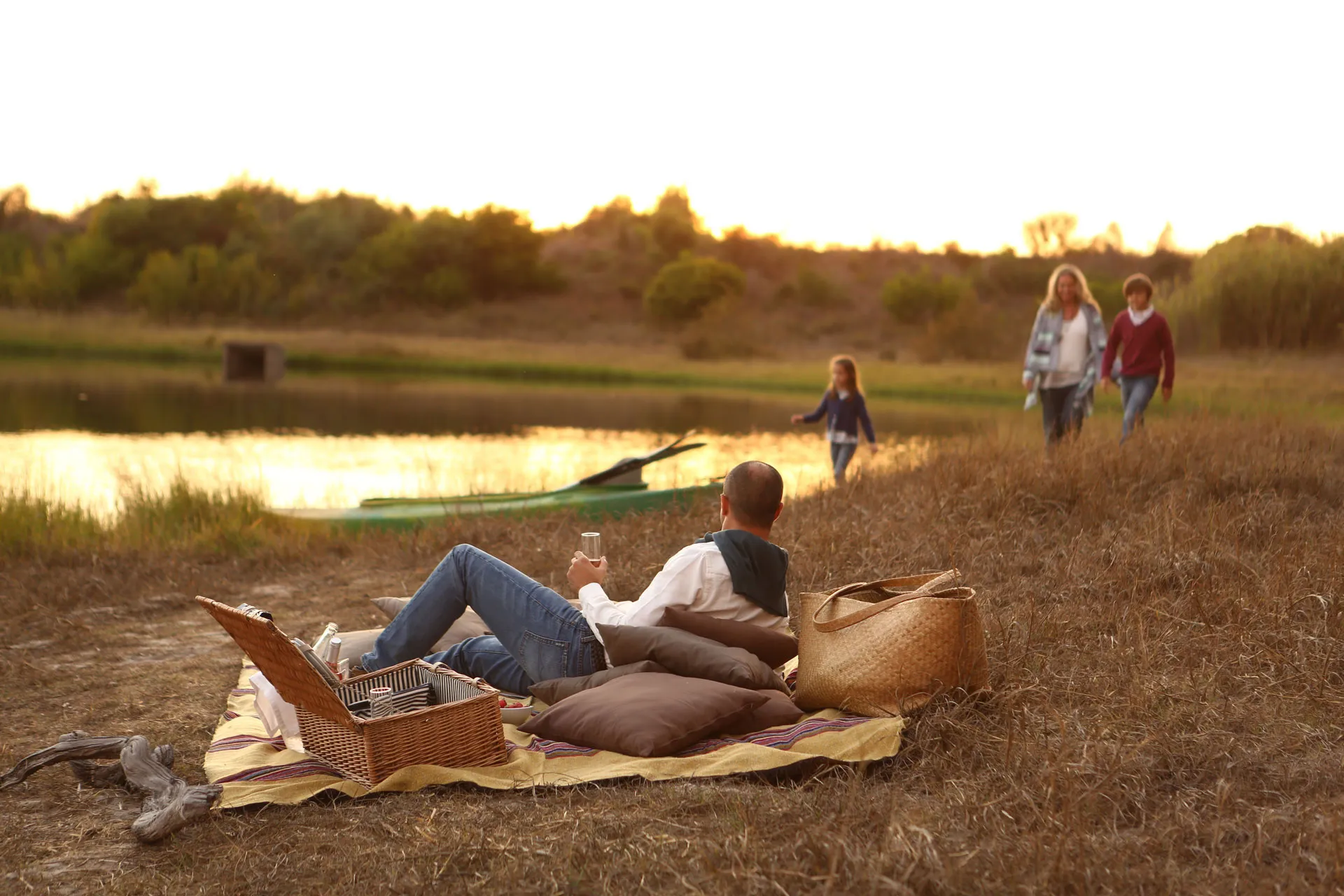 Familie beim Picknick an einem See