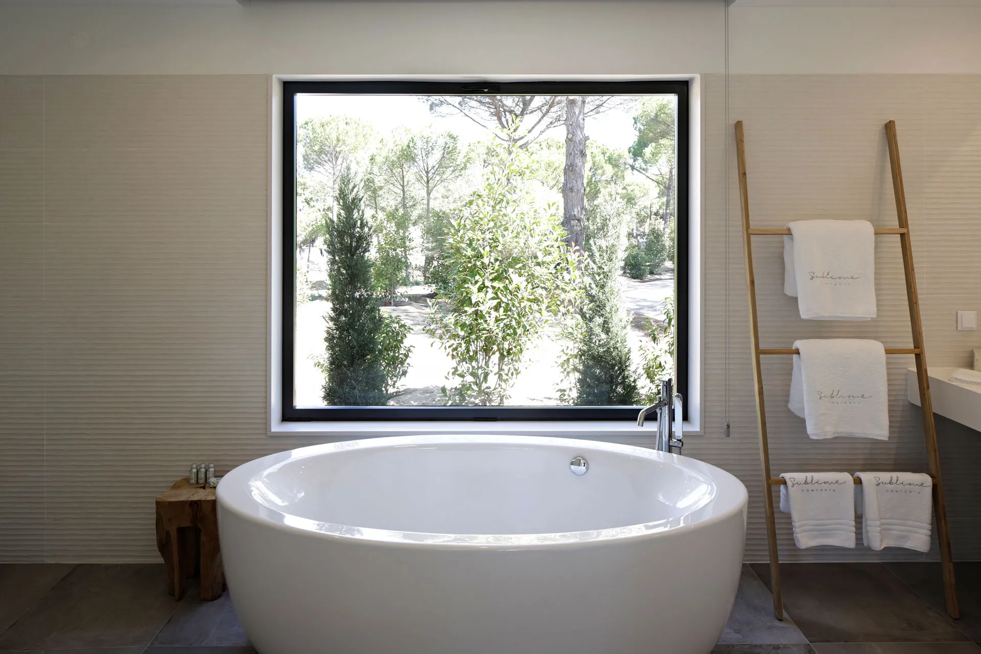 Runde weiße Badewanne vor Fenster