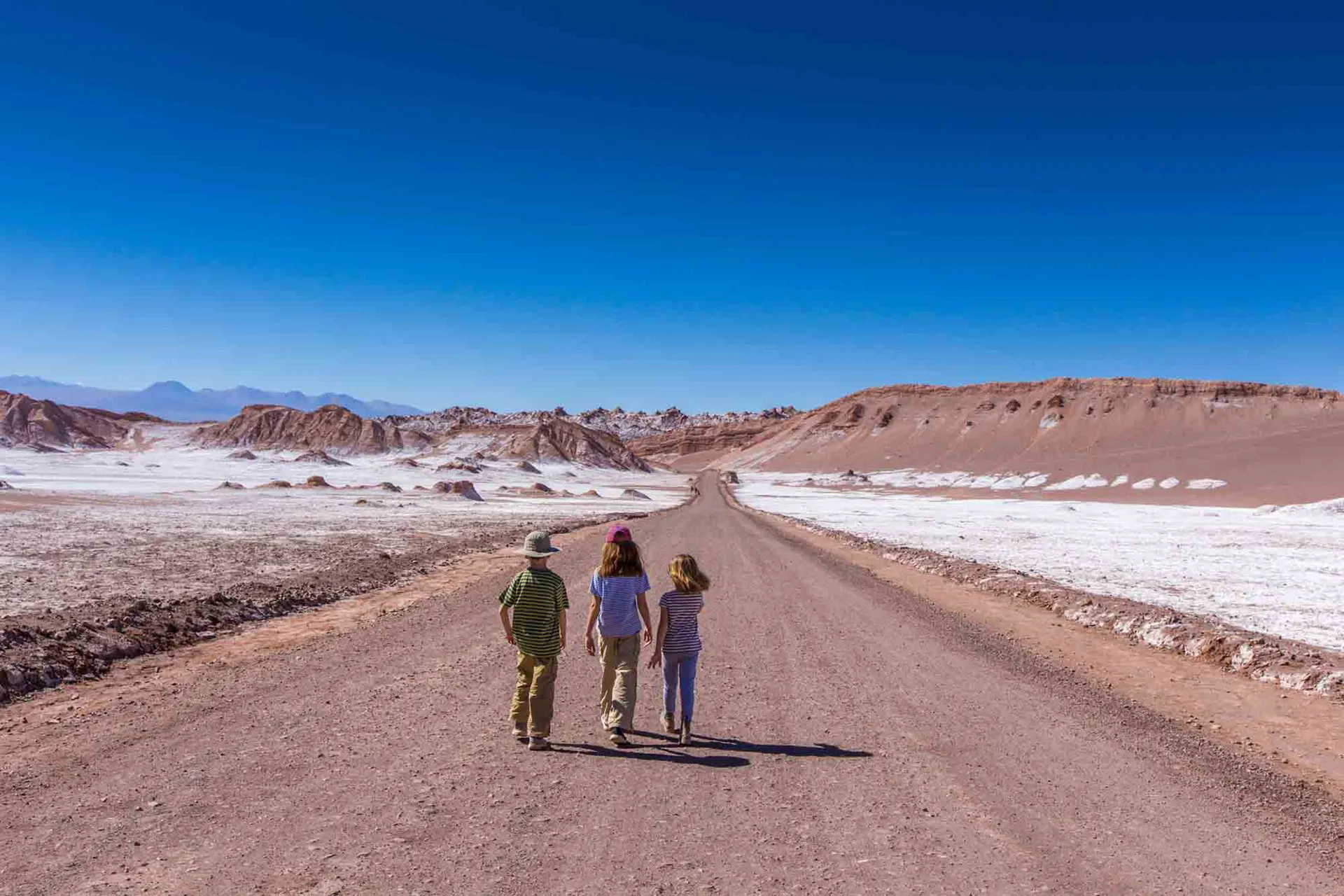 Drei Kinder gehen auf Wüstenstrasse