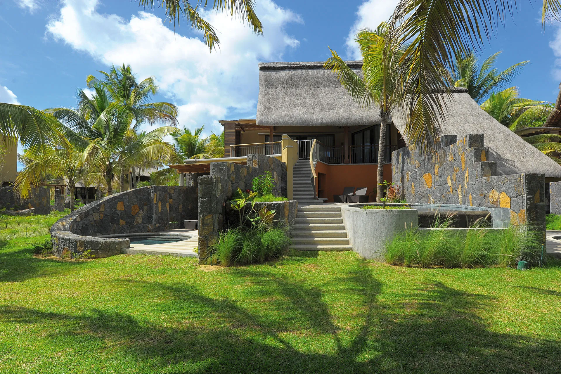 Zweistöckige Villa mit tropischem Garten