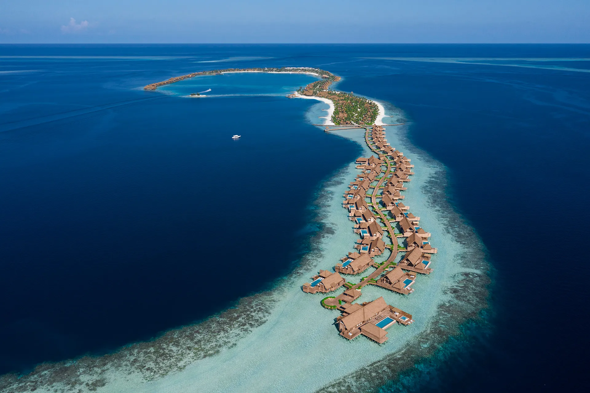 Resortinsel im Ozean aus Vogelperspektive