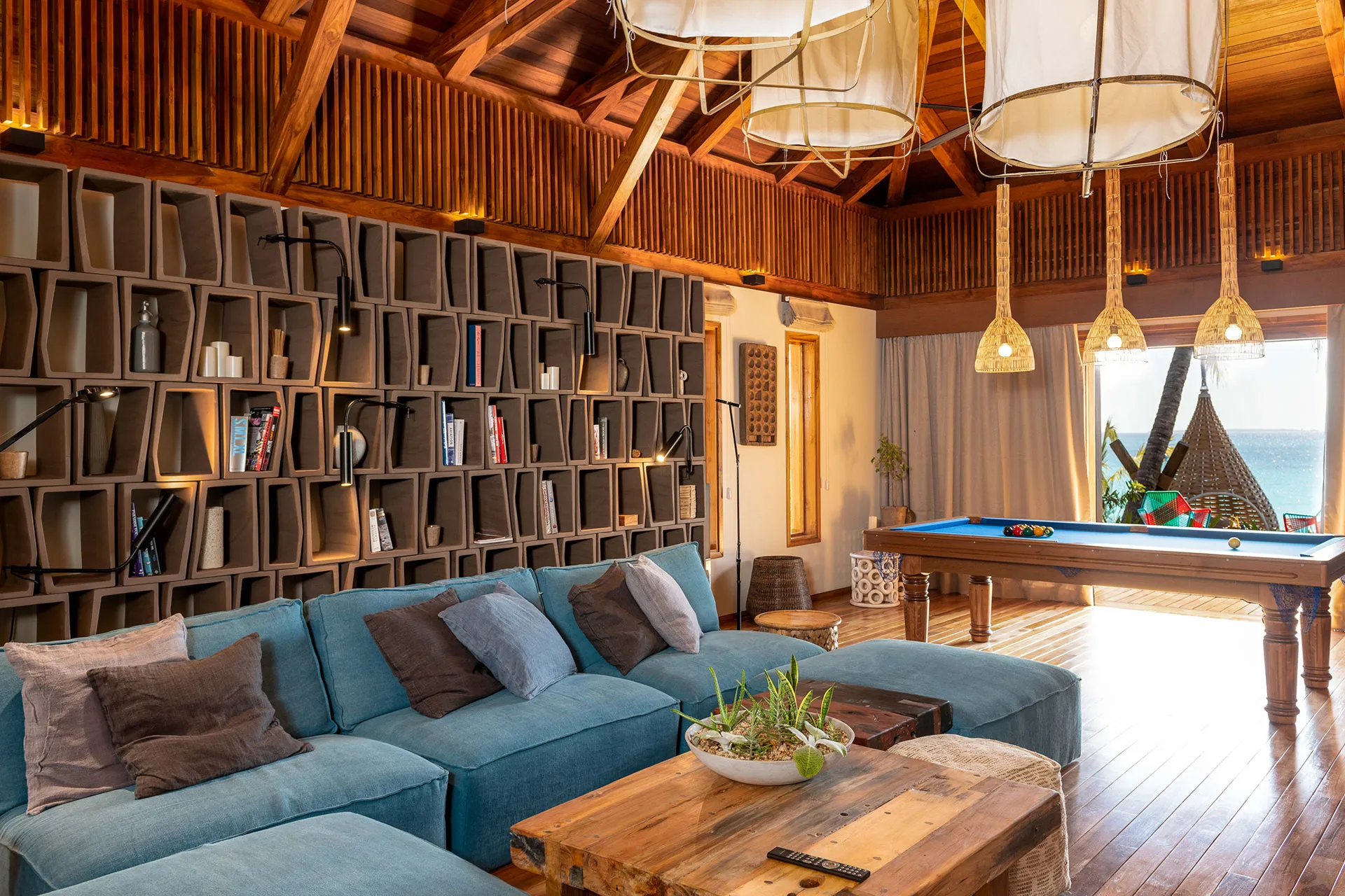 Stylische Lounge mit Bücherregal