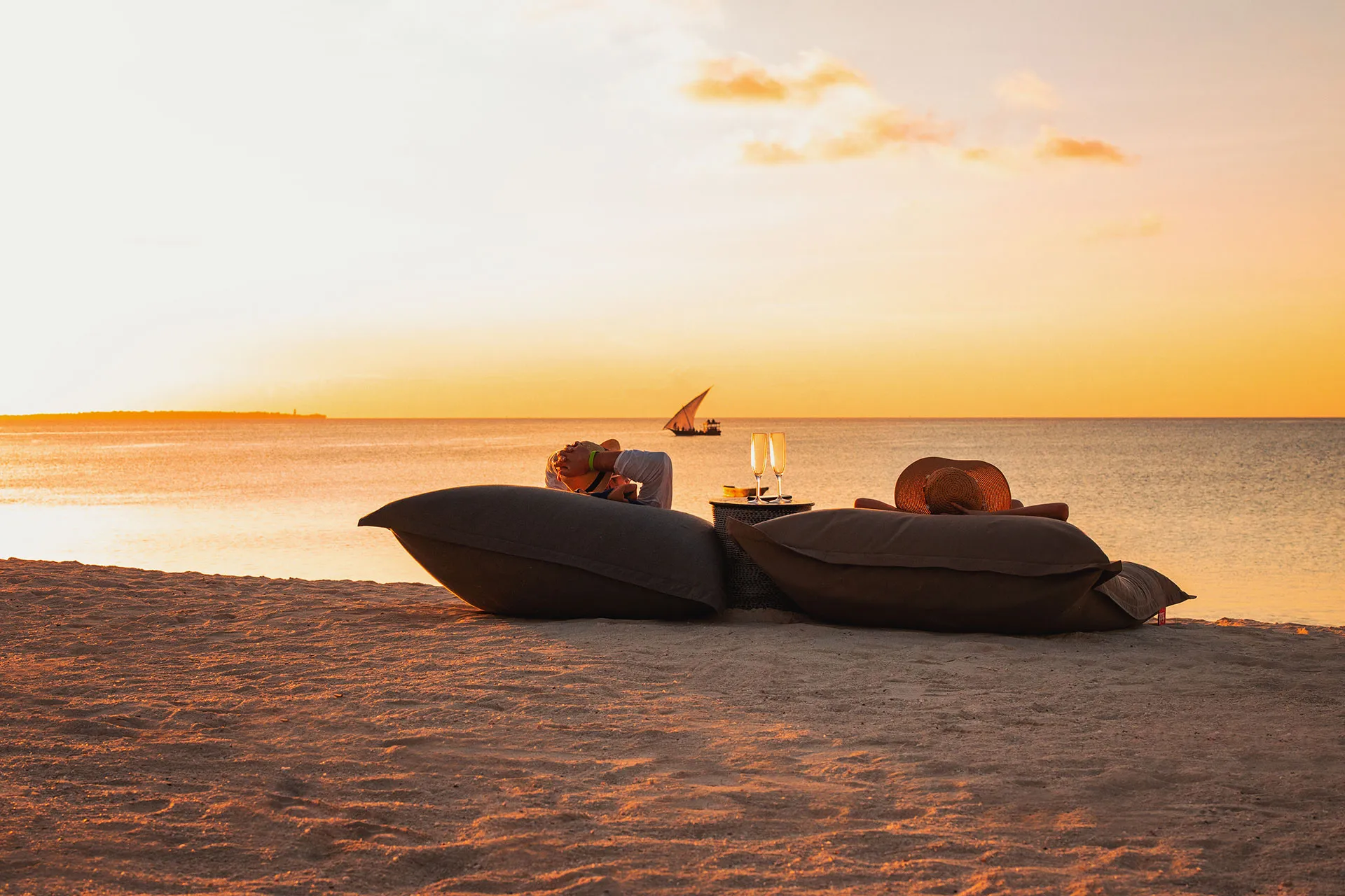 Paar entspannt auf Sitzsäcken am Strand