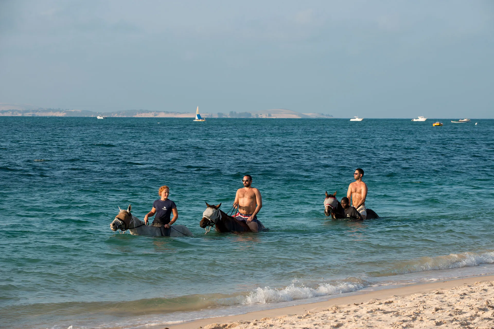 Drei Reiter reiten im Meer