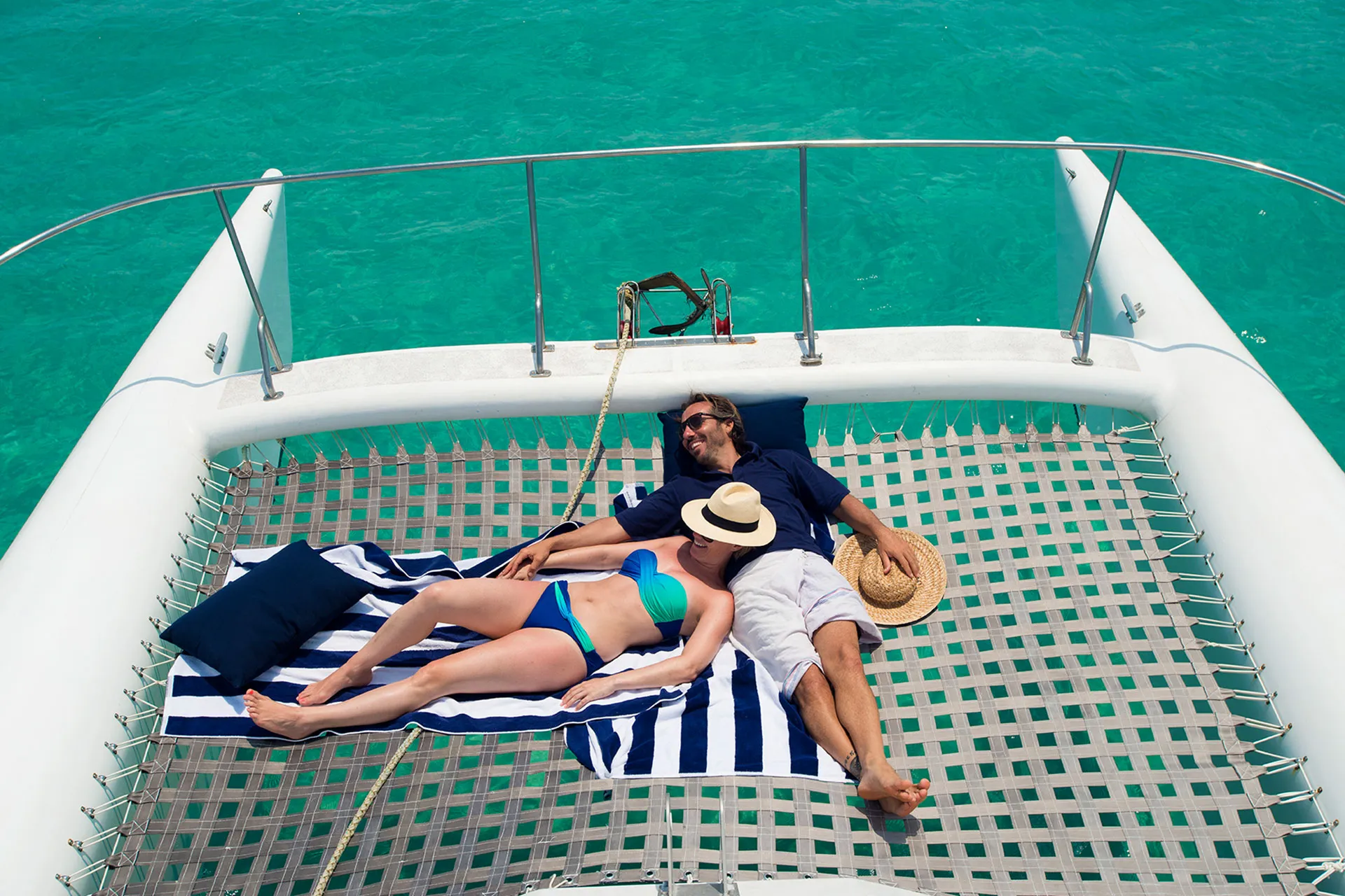 Paar liegt auf Deck eines Catamaran